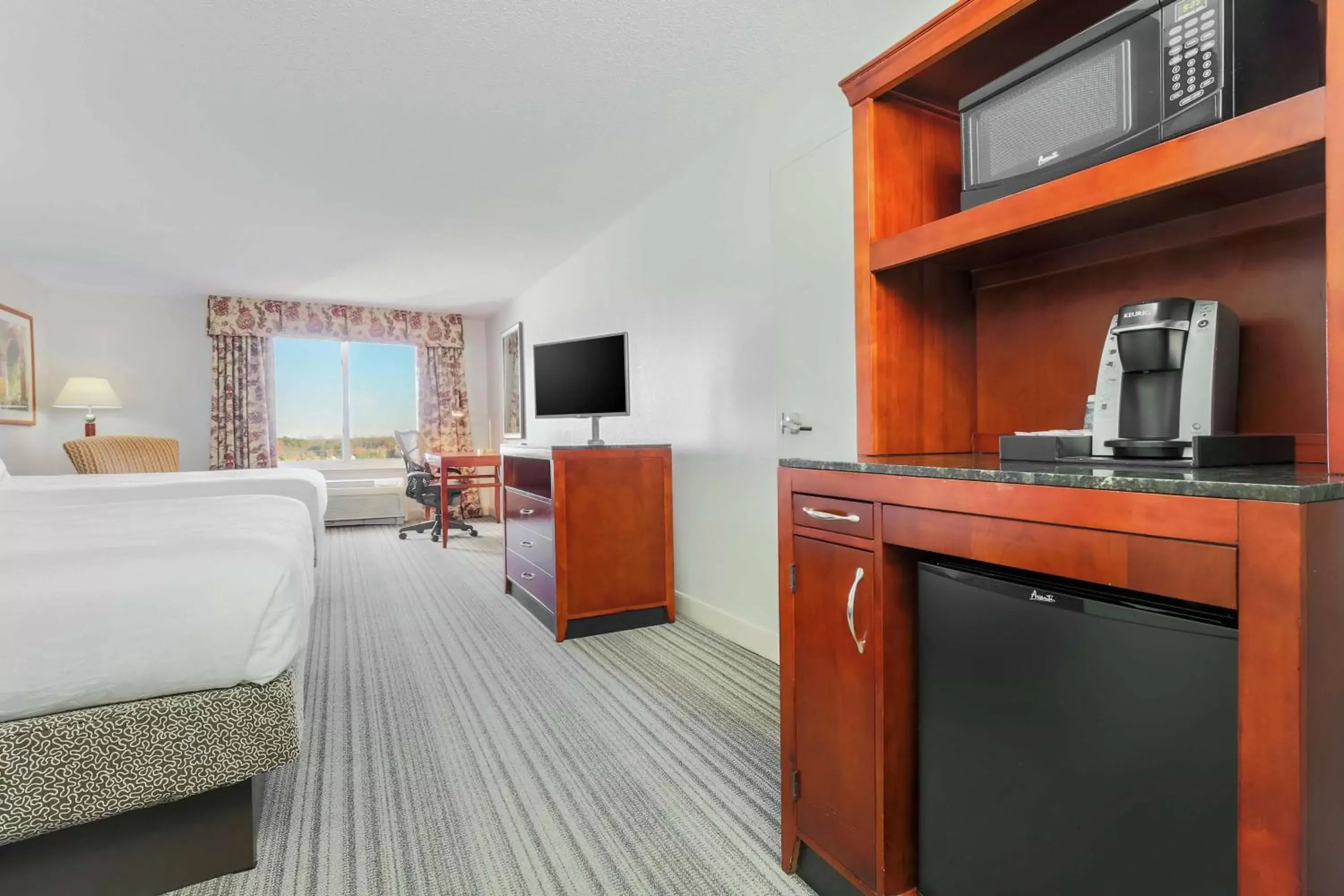 Bed, Kitchen/Kitchenette in Hilton Garden Inn Roanoke Rapids / Carolina Crossroads