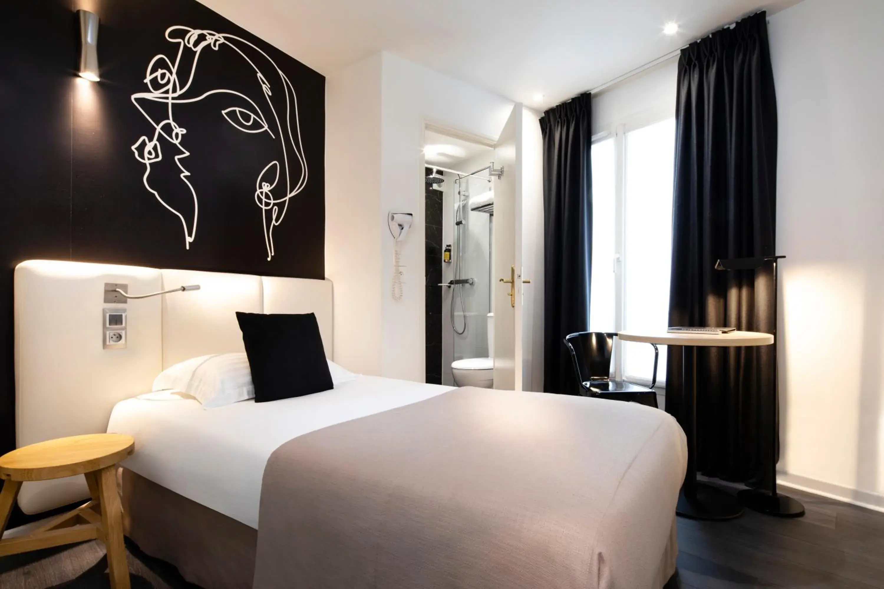 Photo of the whole room, Bed in Hotel Montparnasse Saint Germain