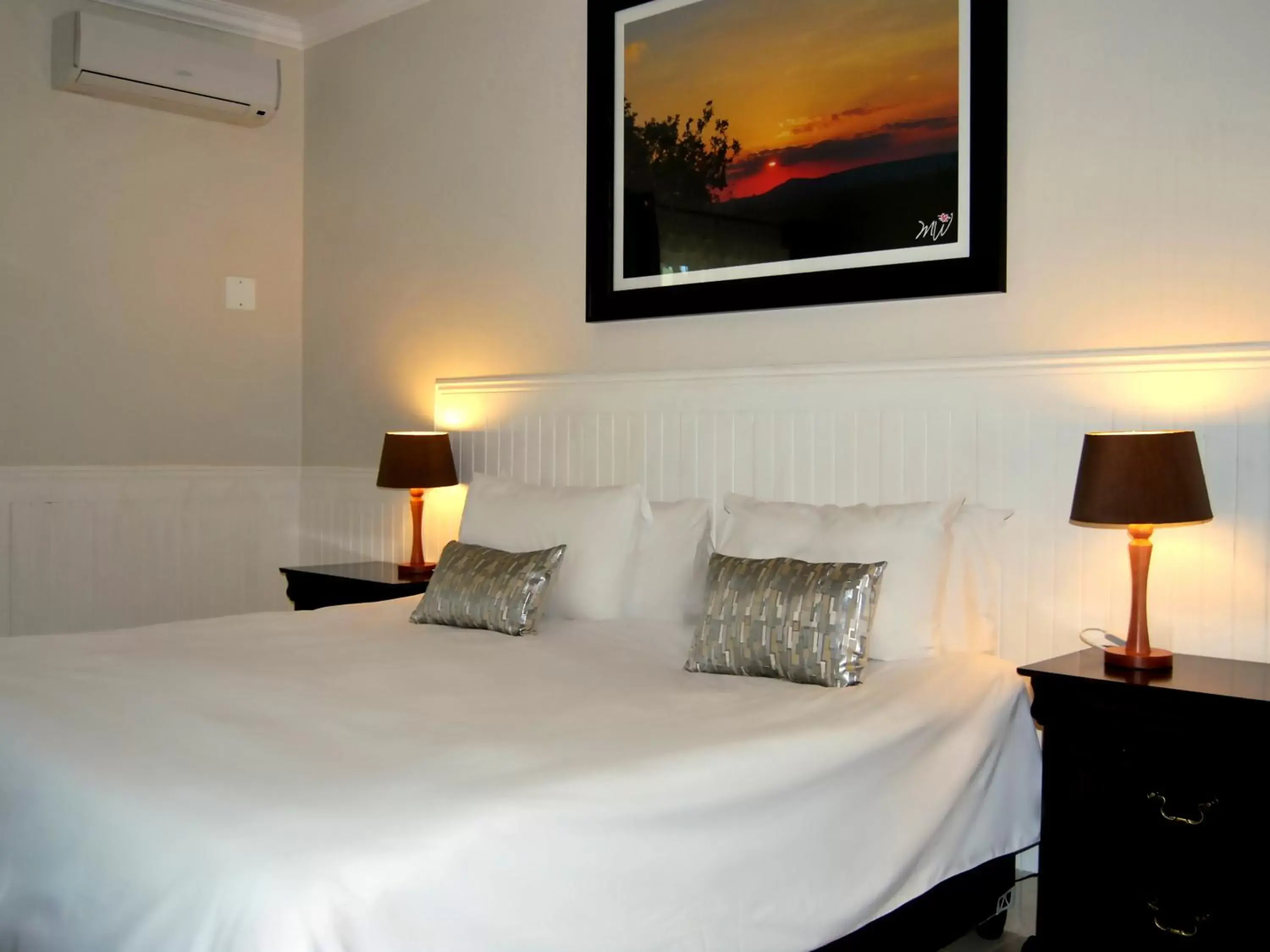 Bed in Safari Hotel & Convention Centre