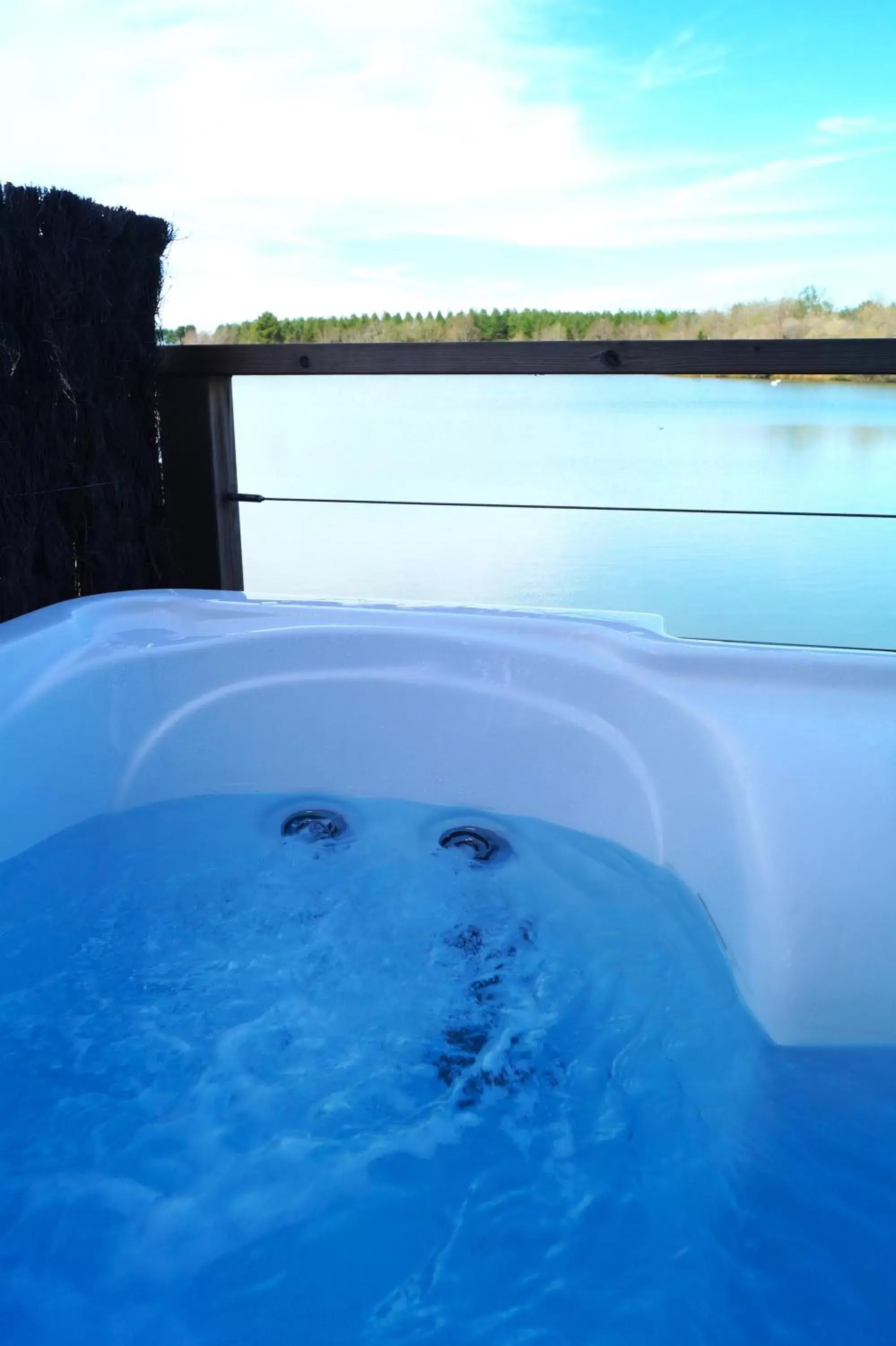 Hot Tub in EcoLodges Les Carrelets - Golf des Graves et du Sauternais