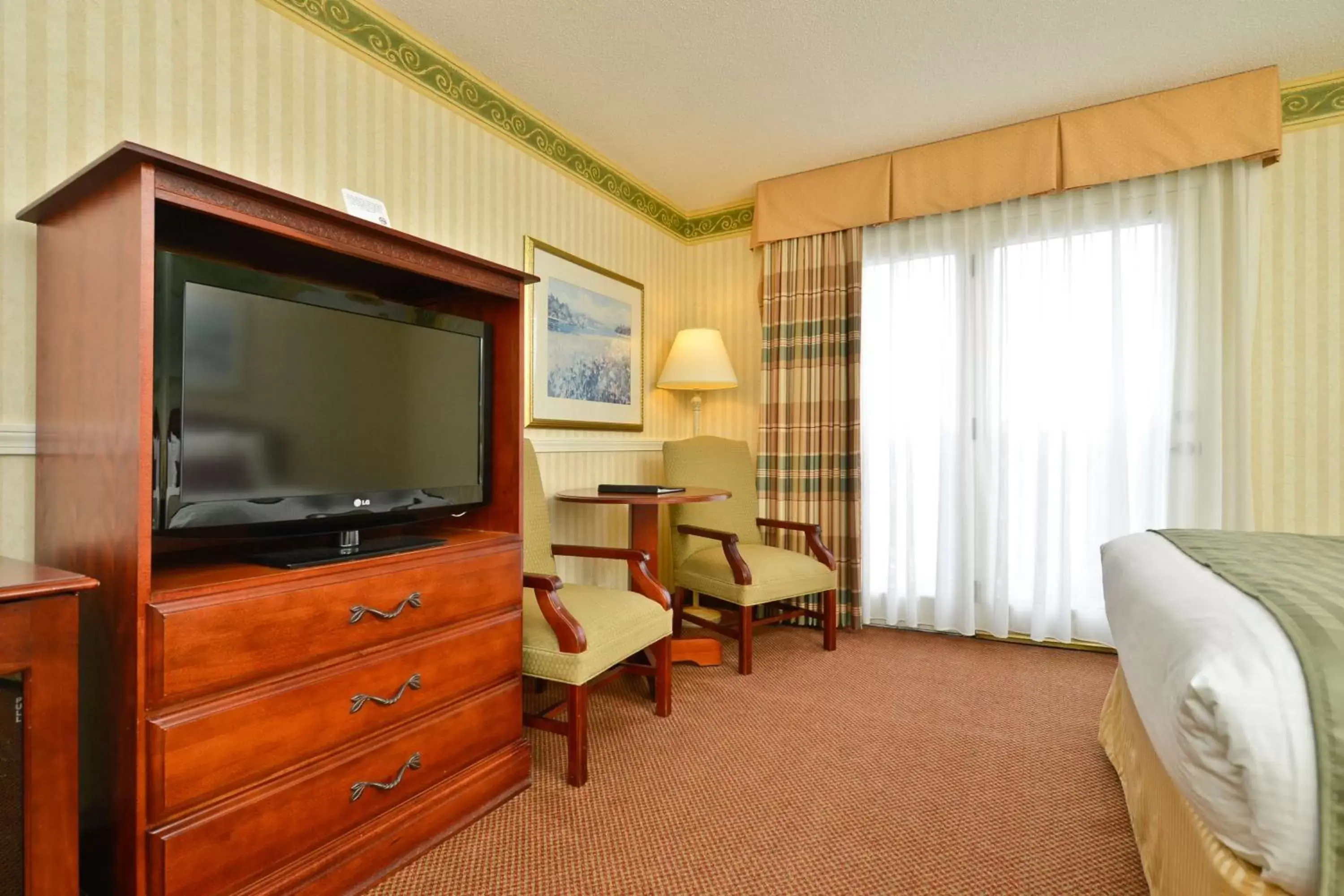 Photo of the whole room, TV/Entertainment Center in Best Western - Freeport Inn