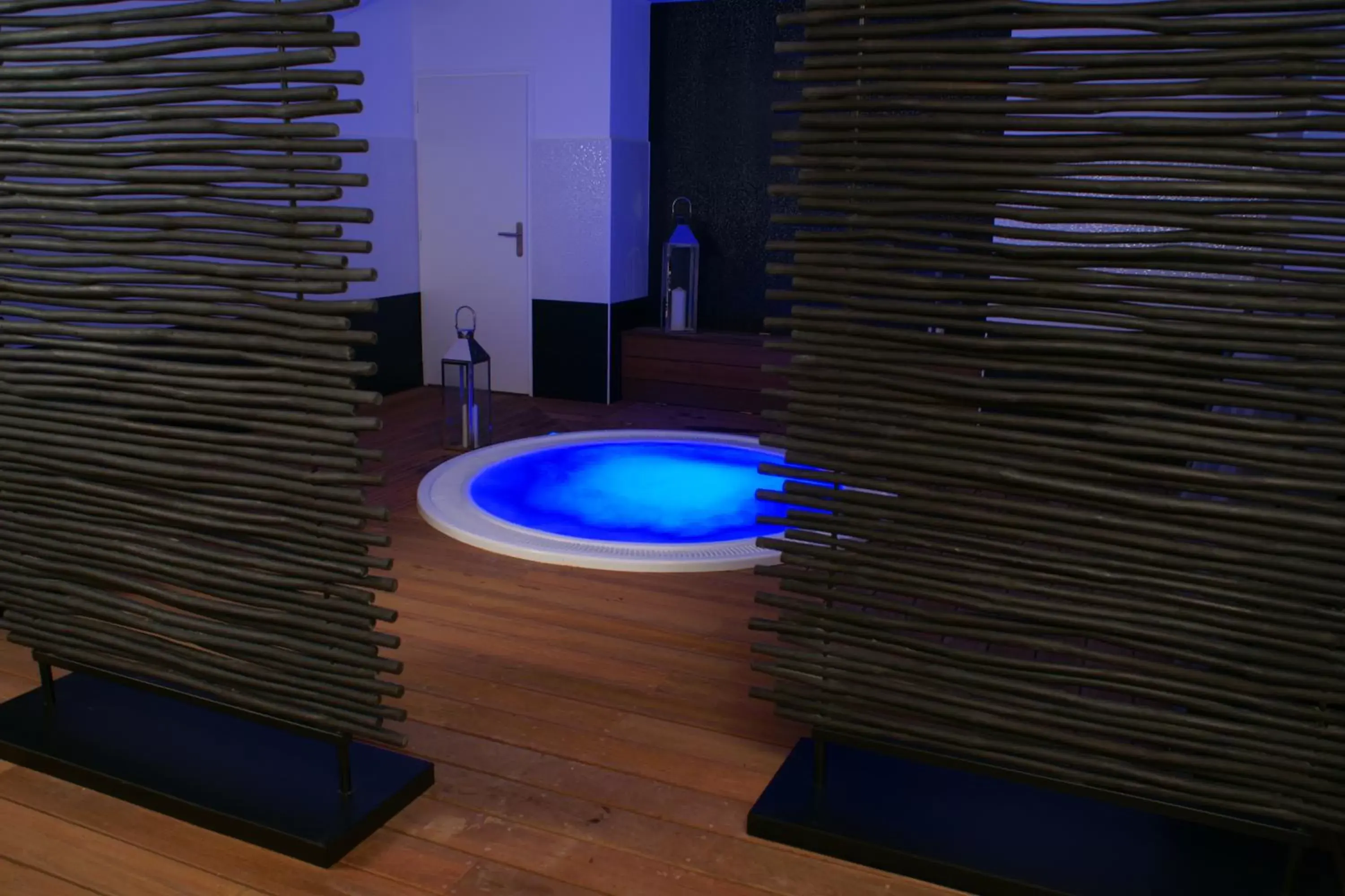 Hot Tub, Swimming Pool in The Originals Boutique, Hôtel La Grange, Niort (Qualys-Hotel)