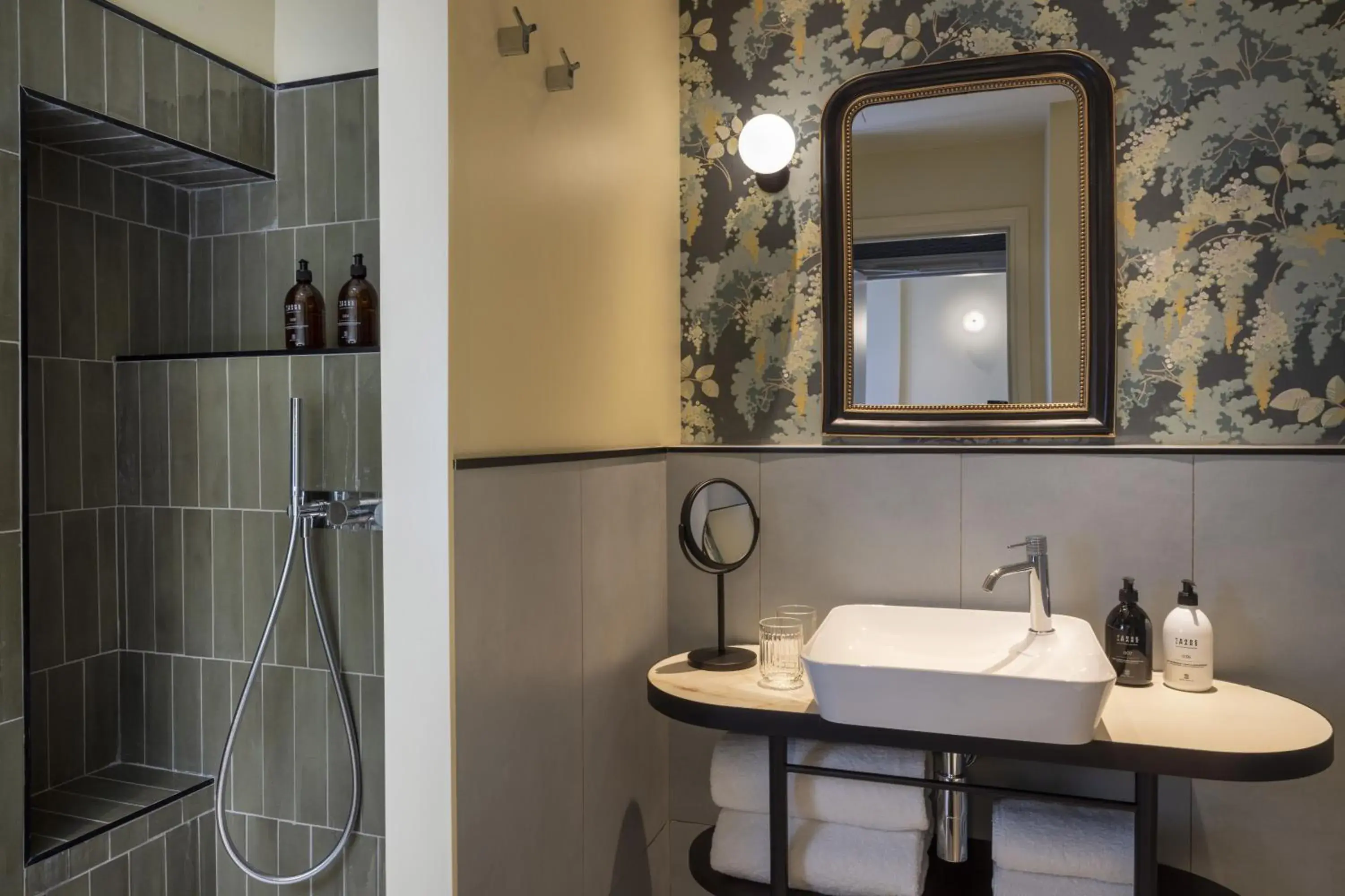 Shower, Bathroom in Hotel De Lutece - Notre-Dame