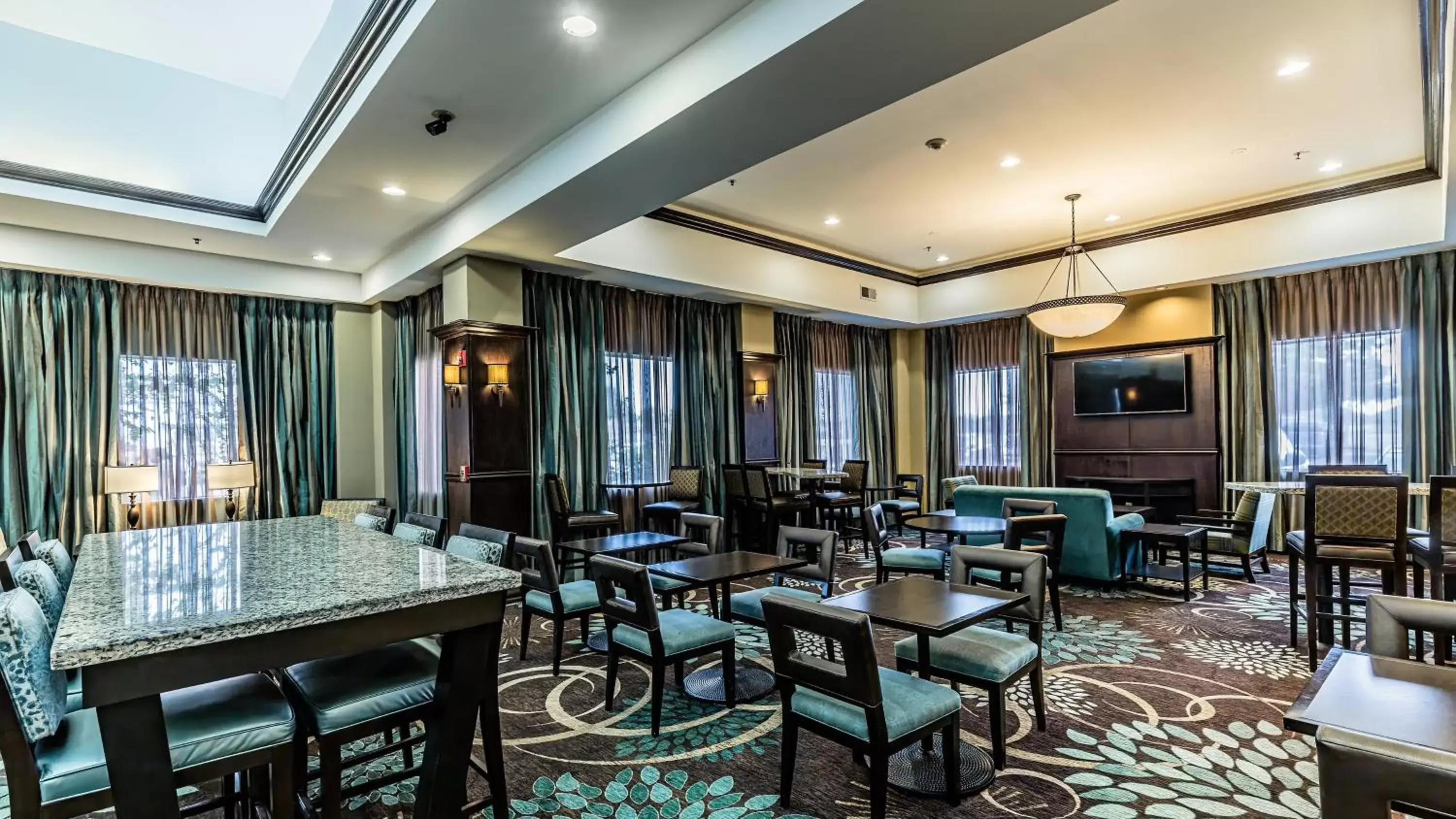 Restaurant/places to eat, Lounge/Bar in Staybridge Suites Laredo, an IHG Hotel
