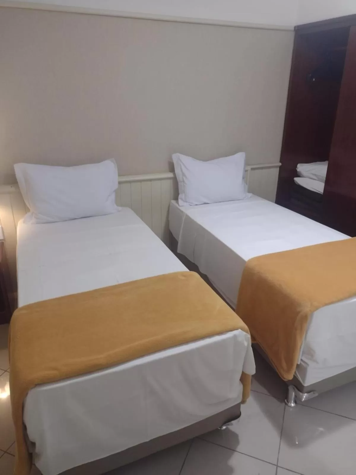 Bed in Travel Inn Saint Charles