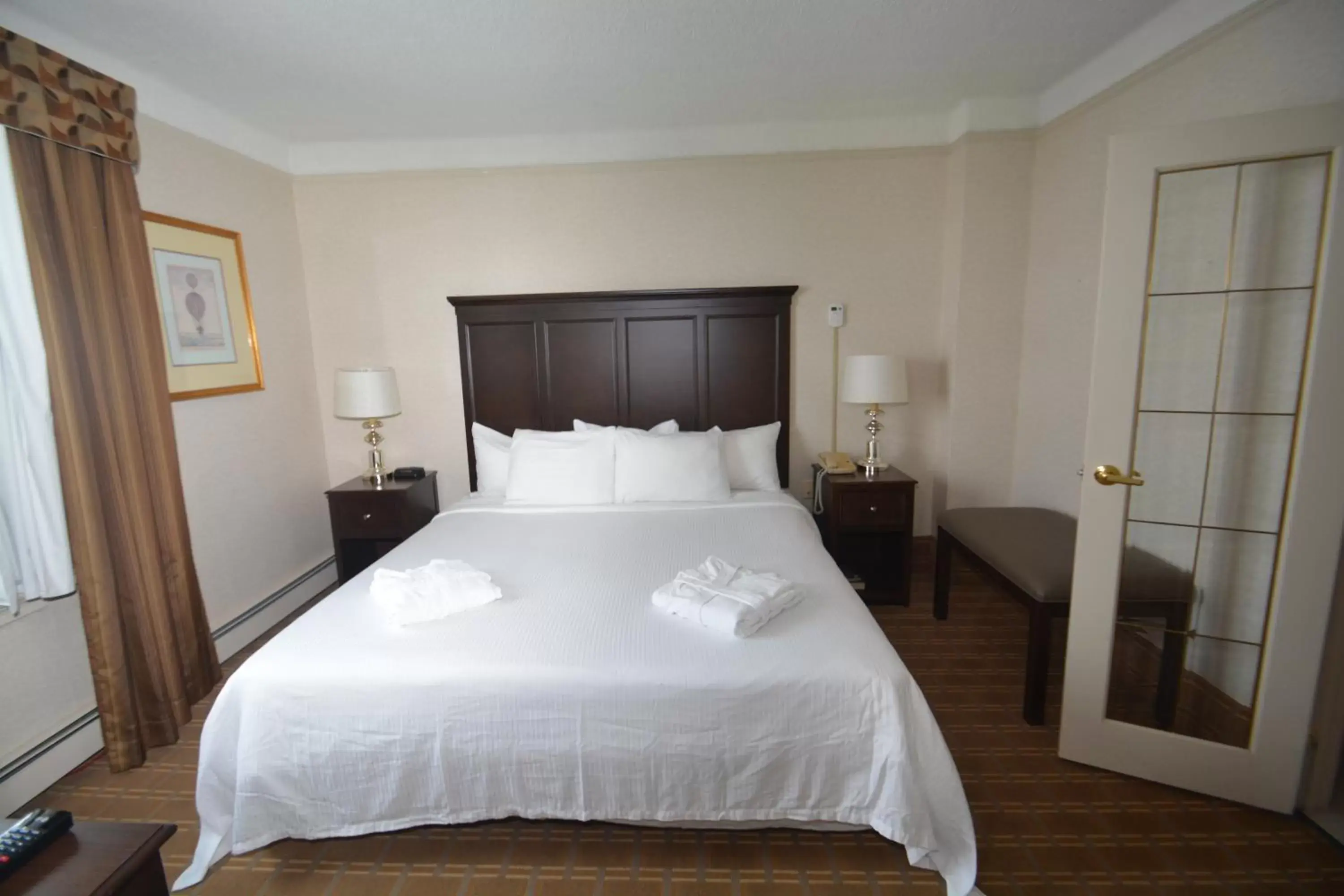 Bed in Prince Arthur Waterfront Hotel & Suites