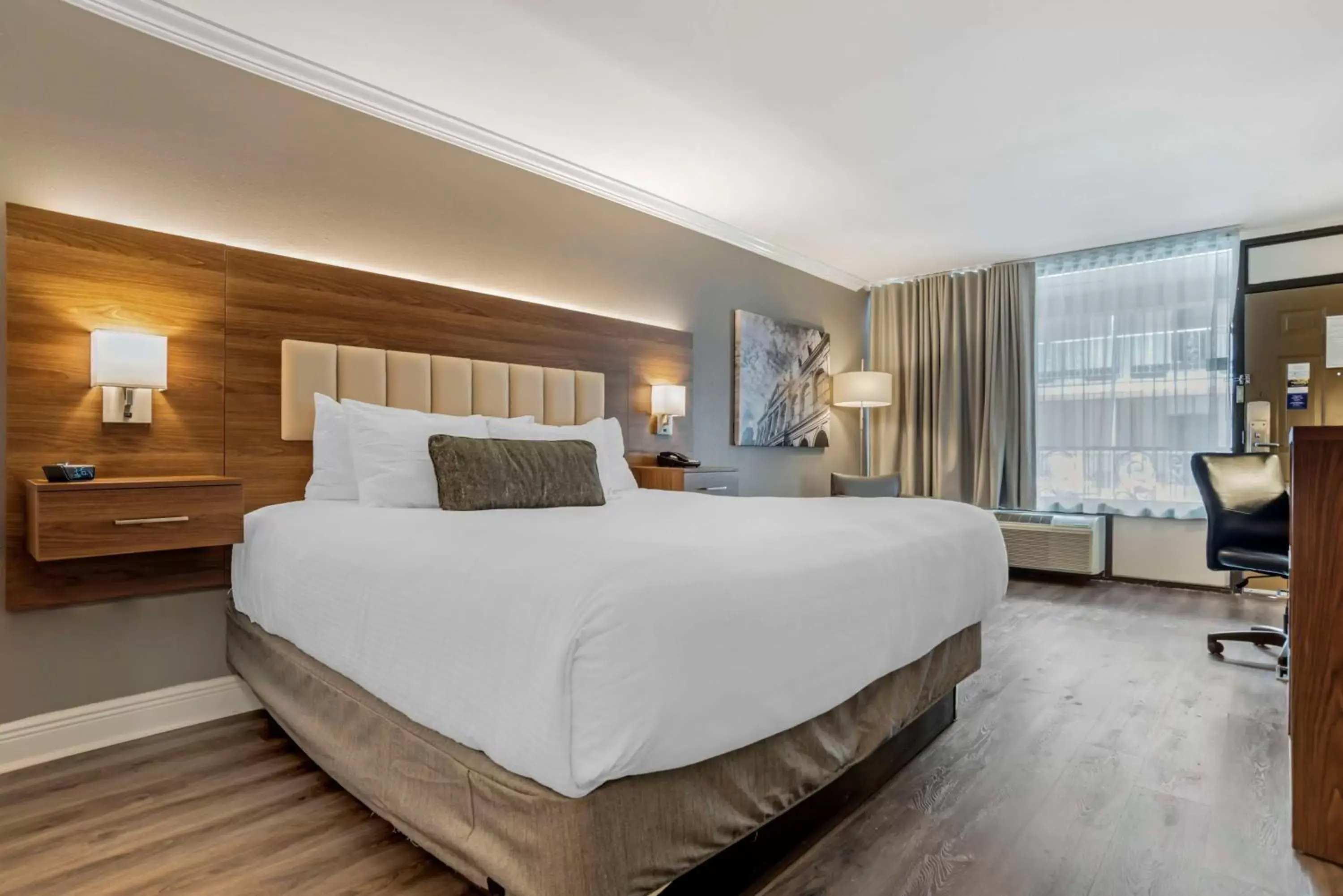 Bedroom, Bed in Best Western Plus Westbank