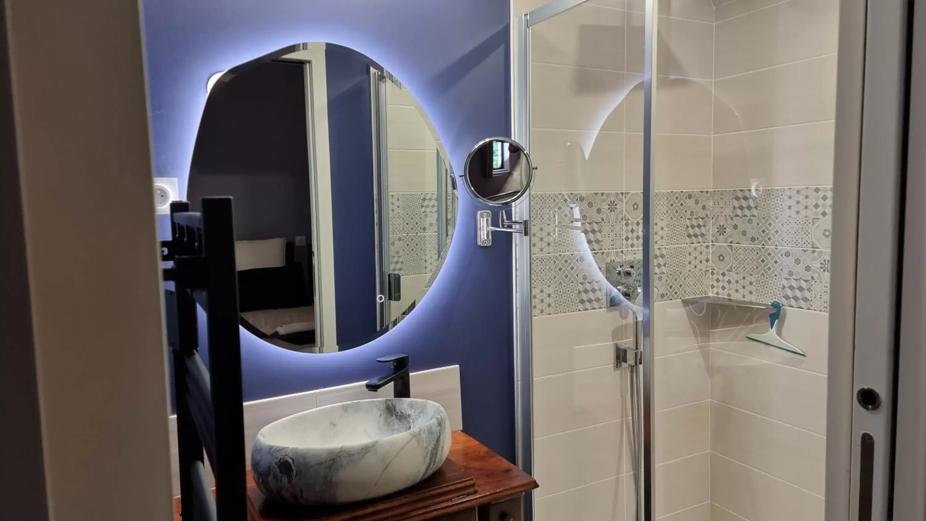 Shower, Bathroom in Le Manoir de Menglieu