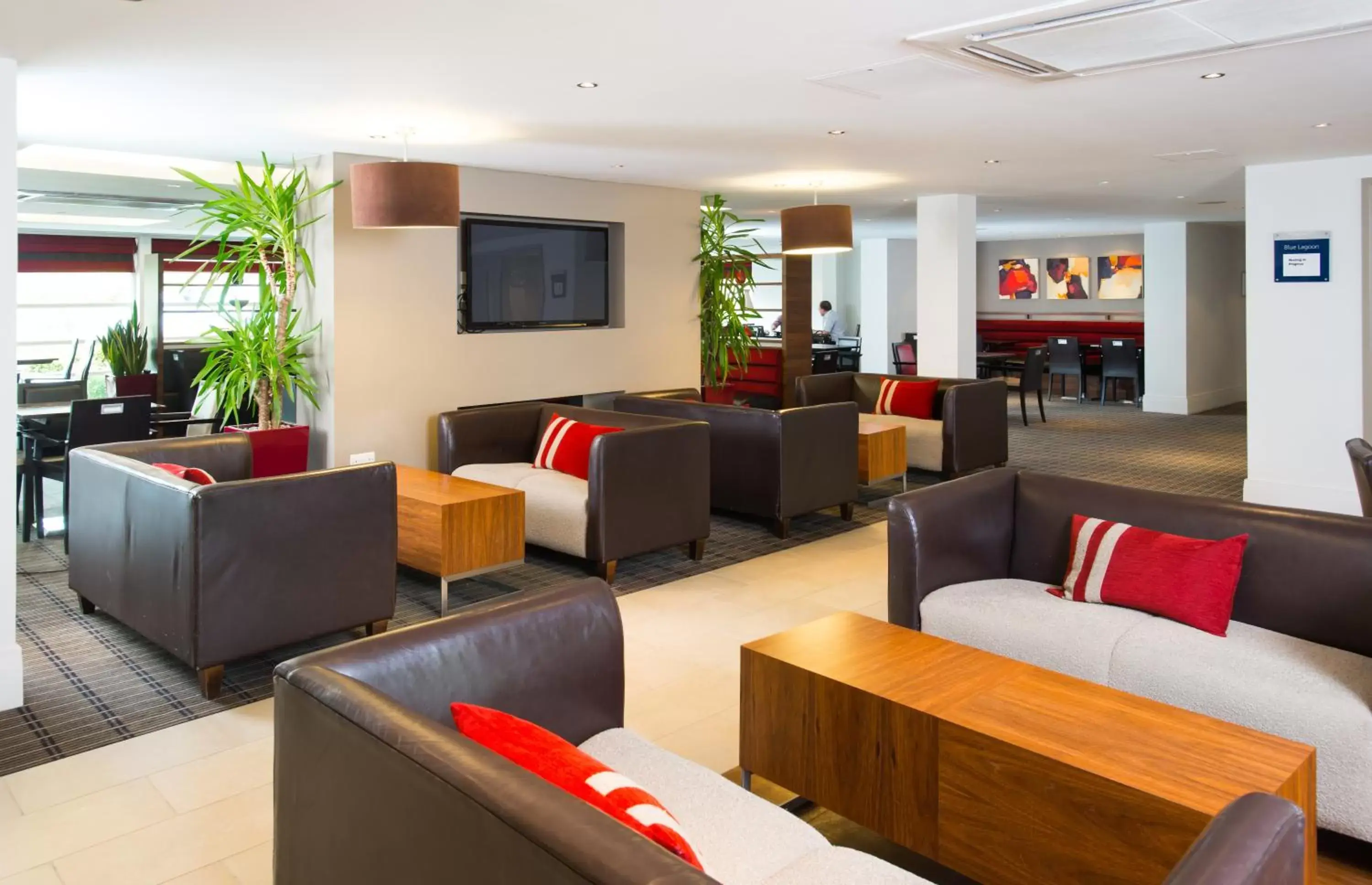 Lobby or reception, Lounge/Bar in Holiday Inn Express Milton Keynes, an IHG Hotel