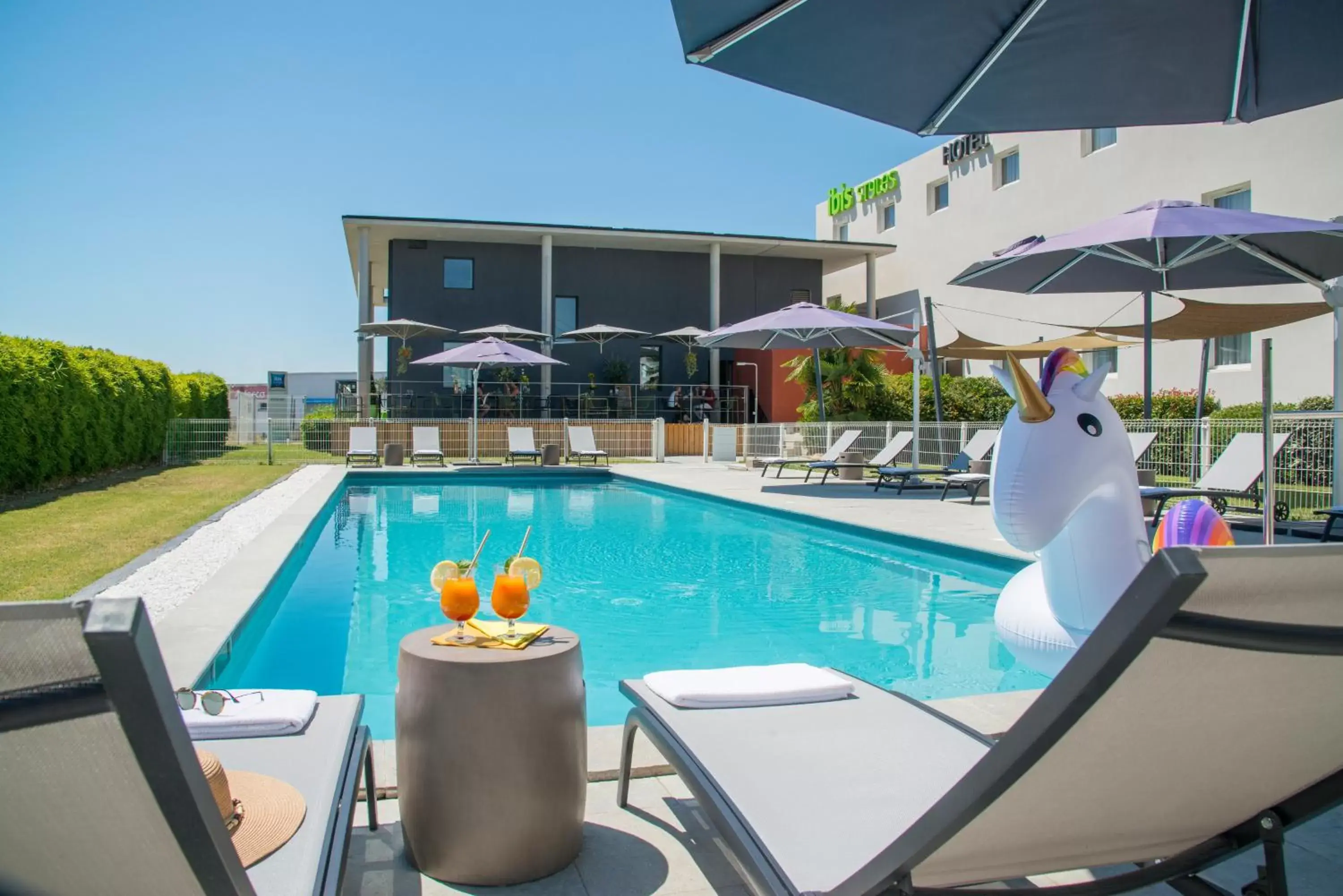 Swimming pool in ibis Styles Pertuis Portes du Luberon Swimming pool in ibis Styles Pertuis Portes du Luberon