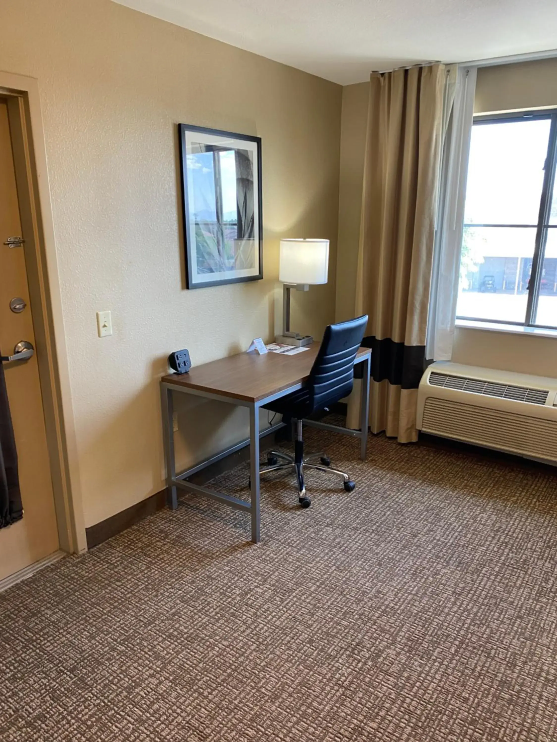 Seating area, TV/Entertainment Center in Best Western Plus Surprise-Phoenix NW