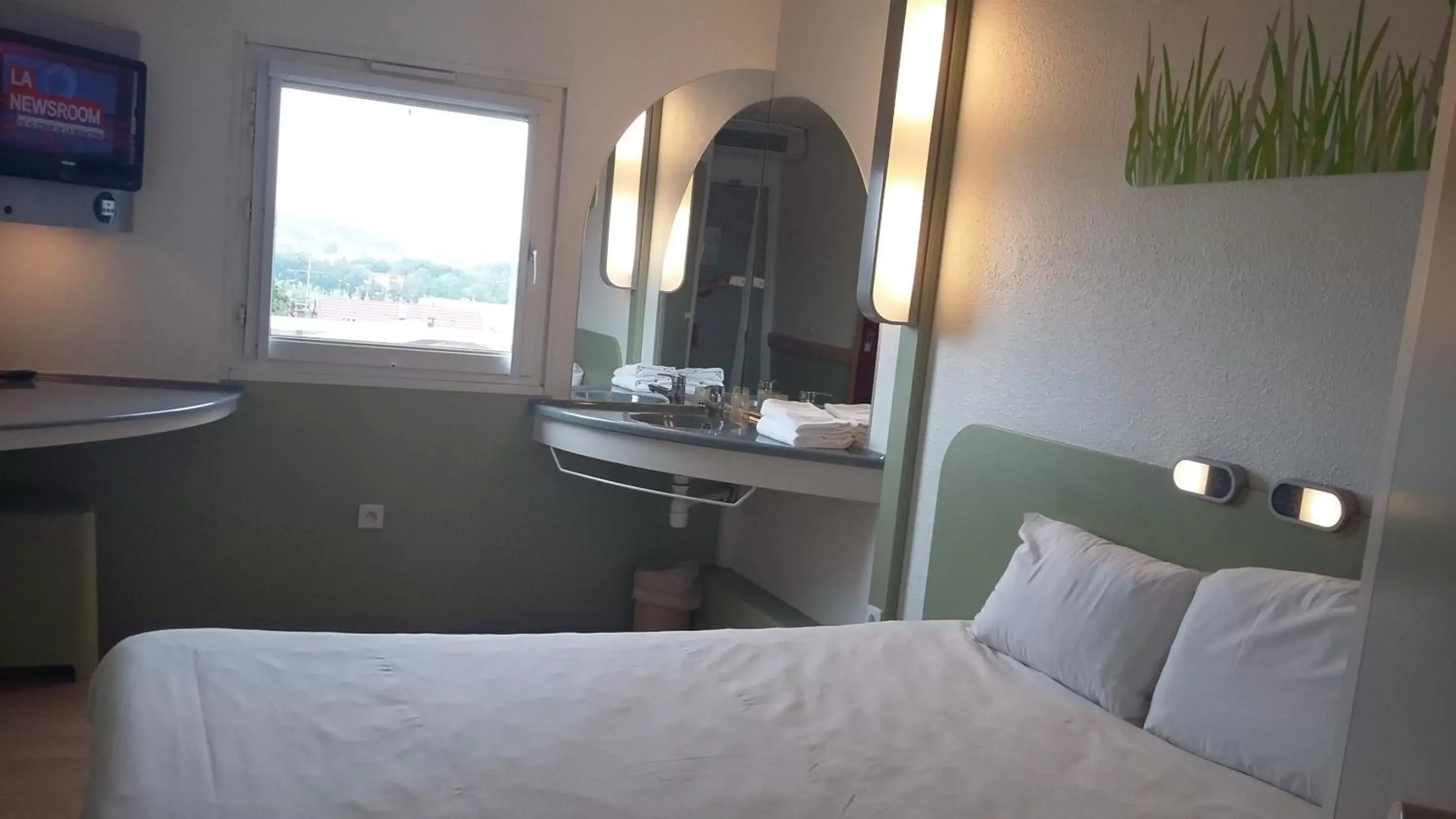 Day, Bed in Ibis Budget Montbéliard