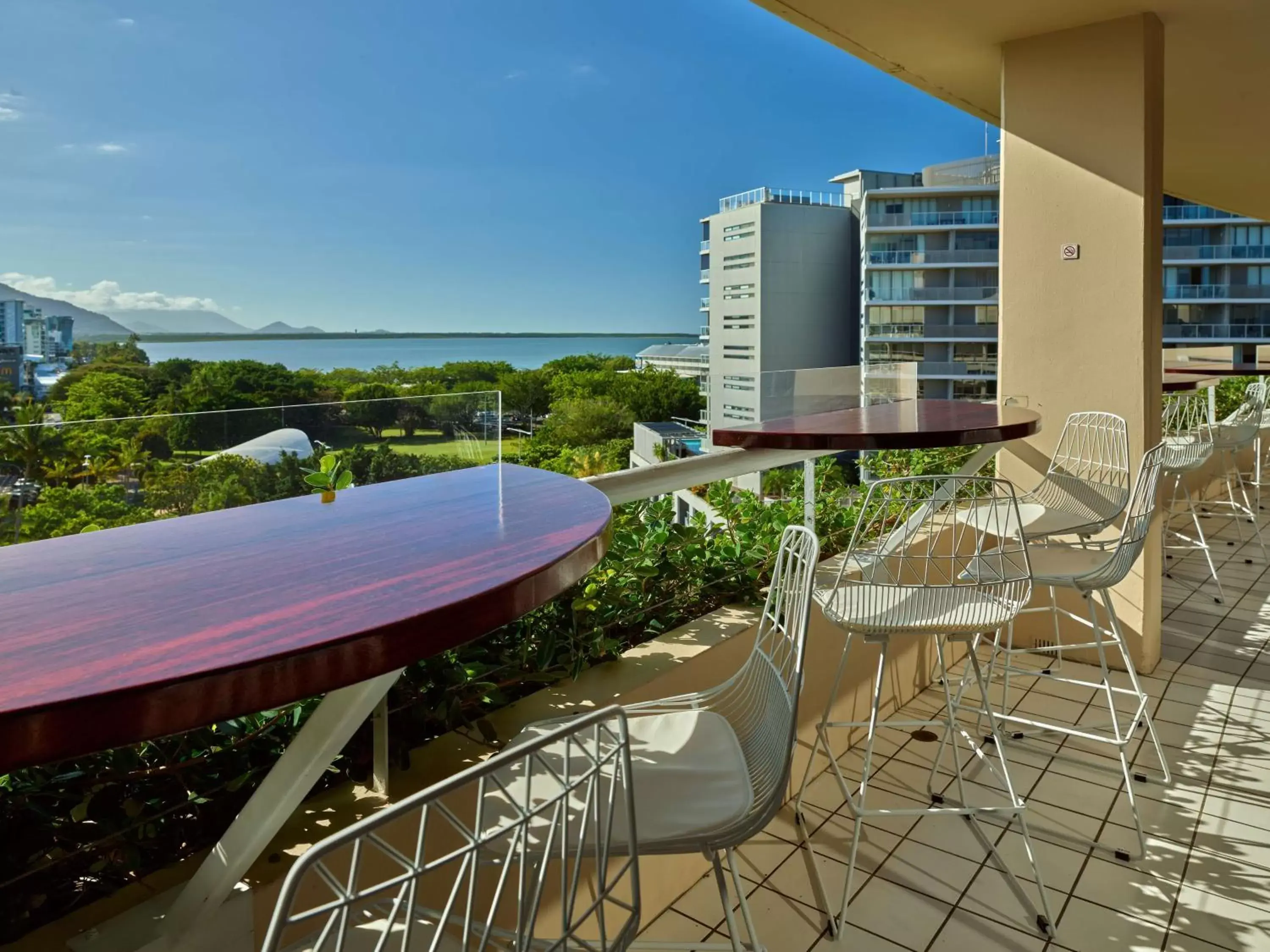 Restaurant/places to eat, Balcony/Terrace in Hilton Cairns