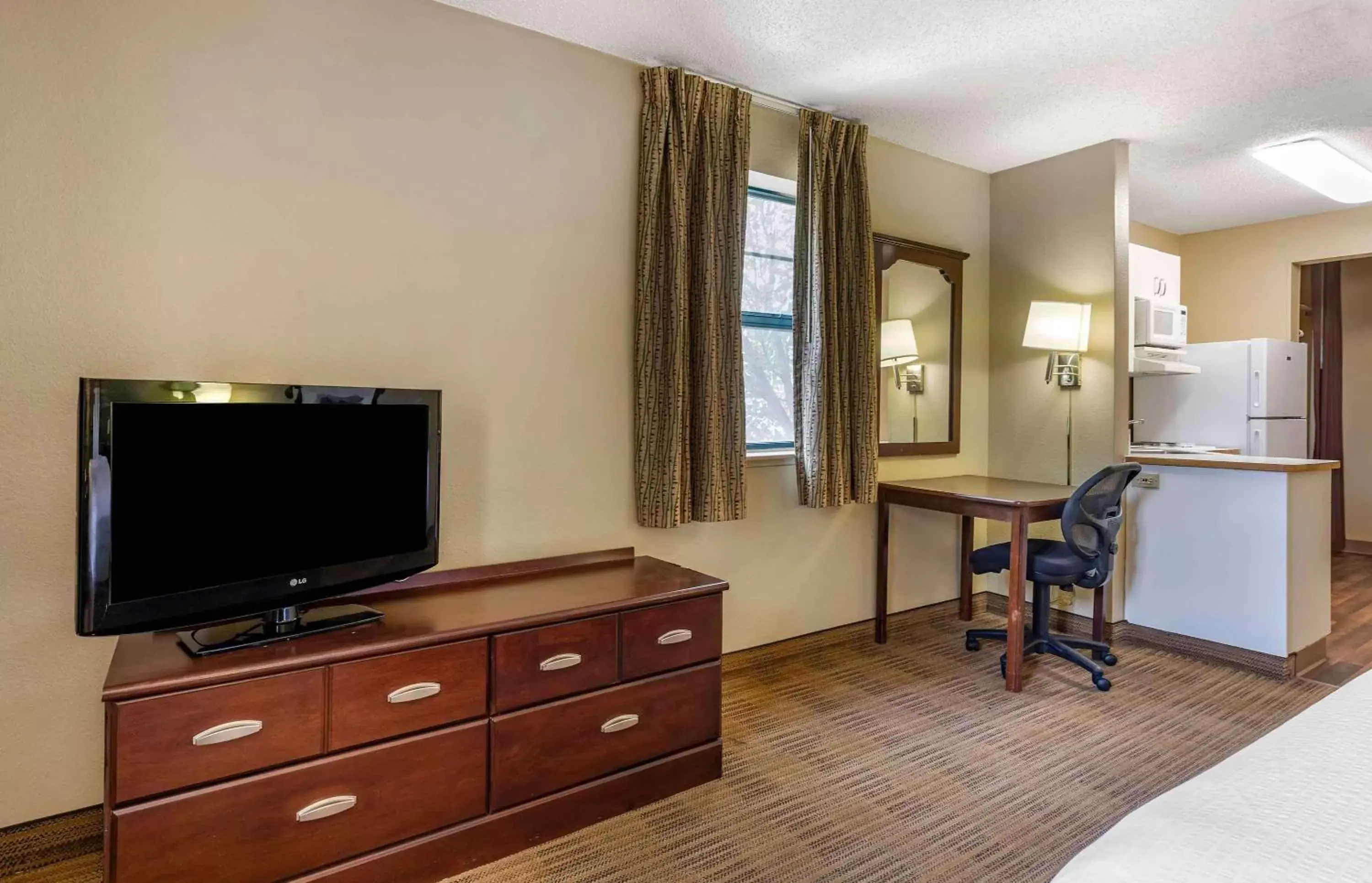 Bedroom, TV/Entertainment Center in Extended Stay America Suites - Amarillo - West