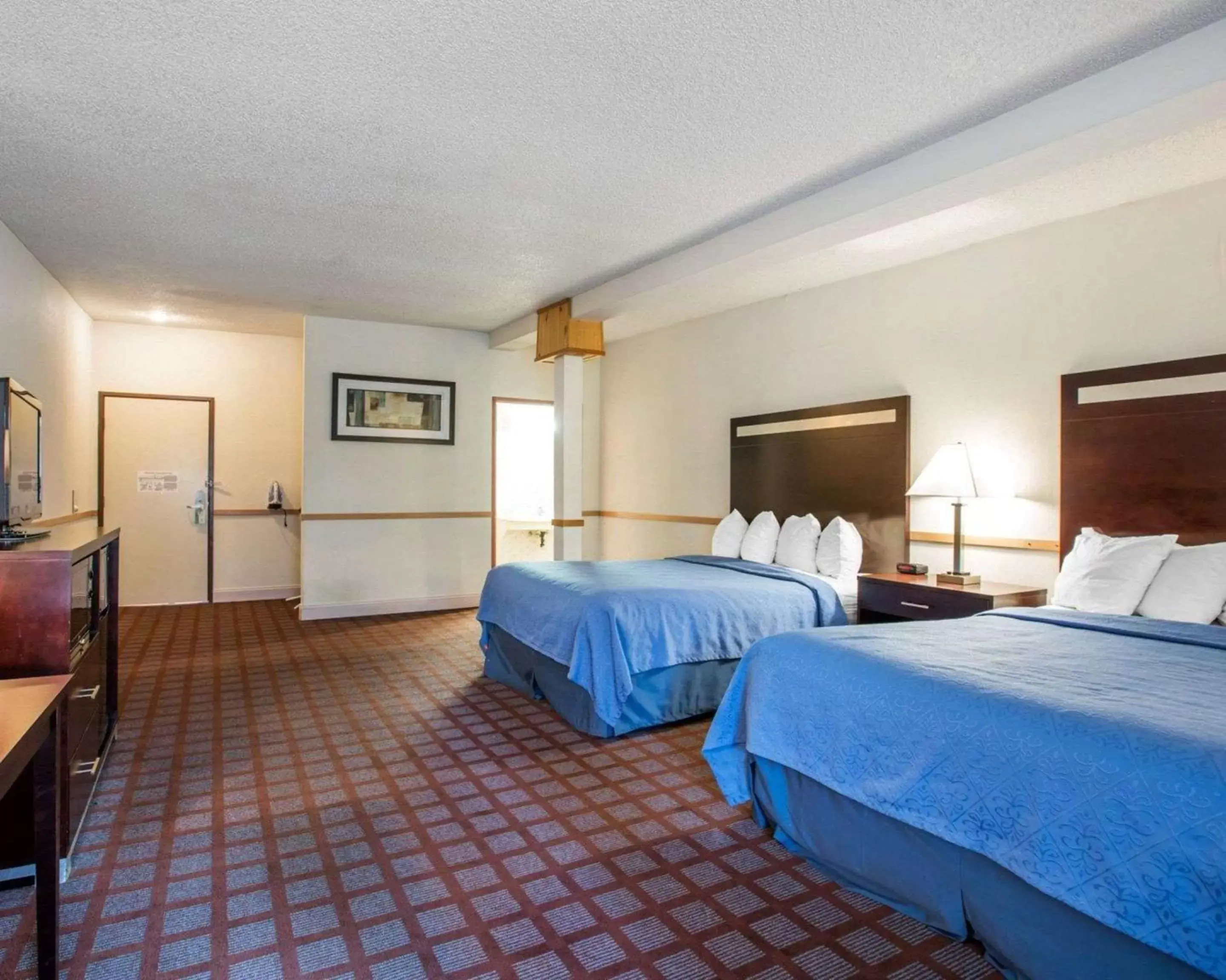 Queen Room with Two Queen Beds and Tub - Accessible/Non Smoking in Quality Inn near Mammoth Mountain Ski Resort