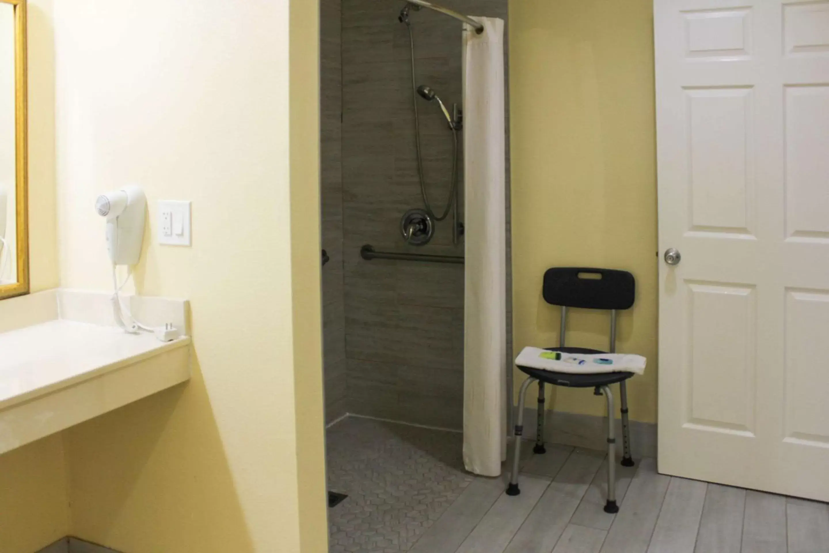 Bedroom, Bathroom in Rodeway Inn Medford