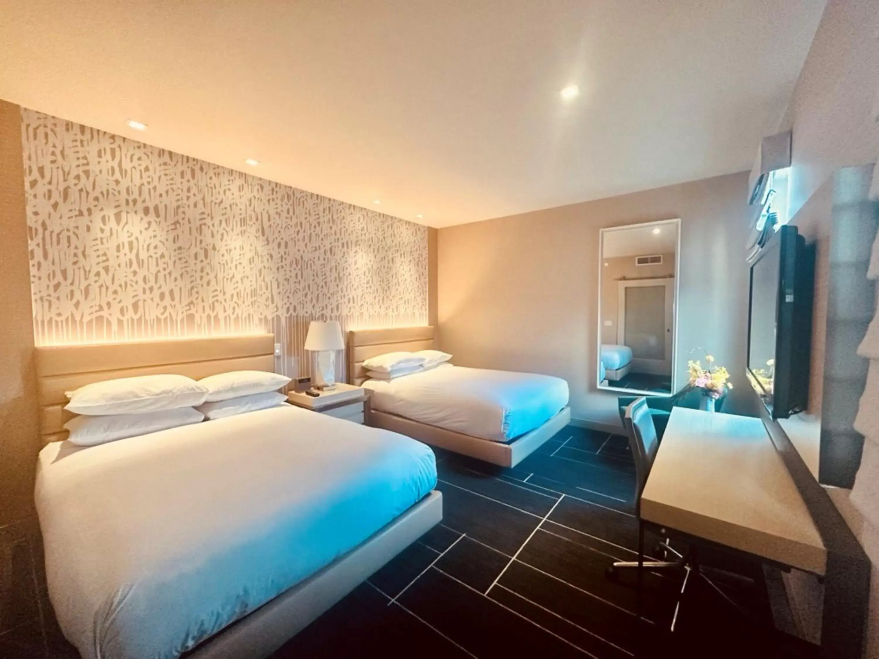 Bedroom, Bed in Kimpton Hotel Wilshire by IHG Bedroom, Bed in Kimpton Hotel Wilshire by IHG