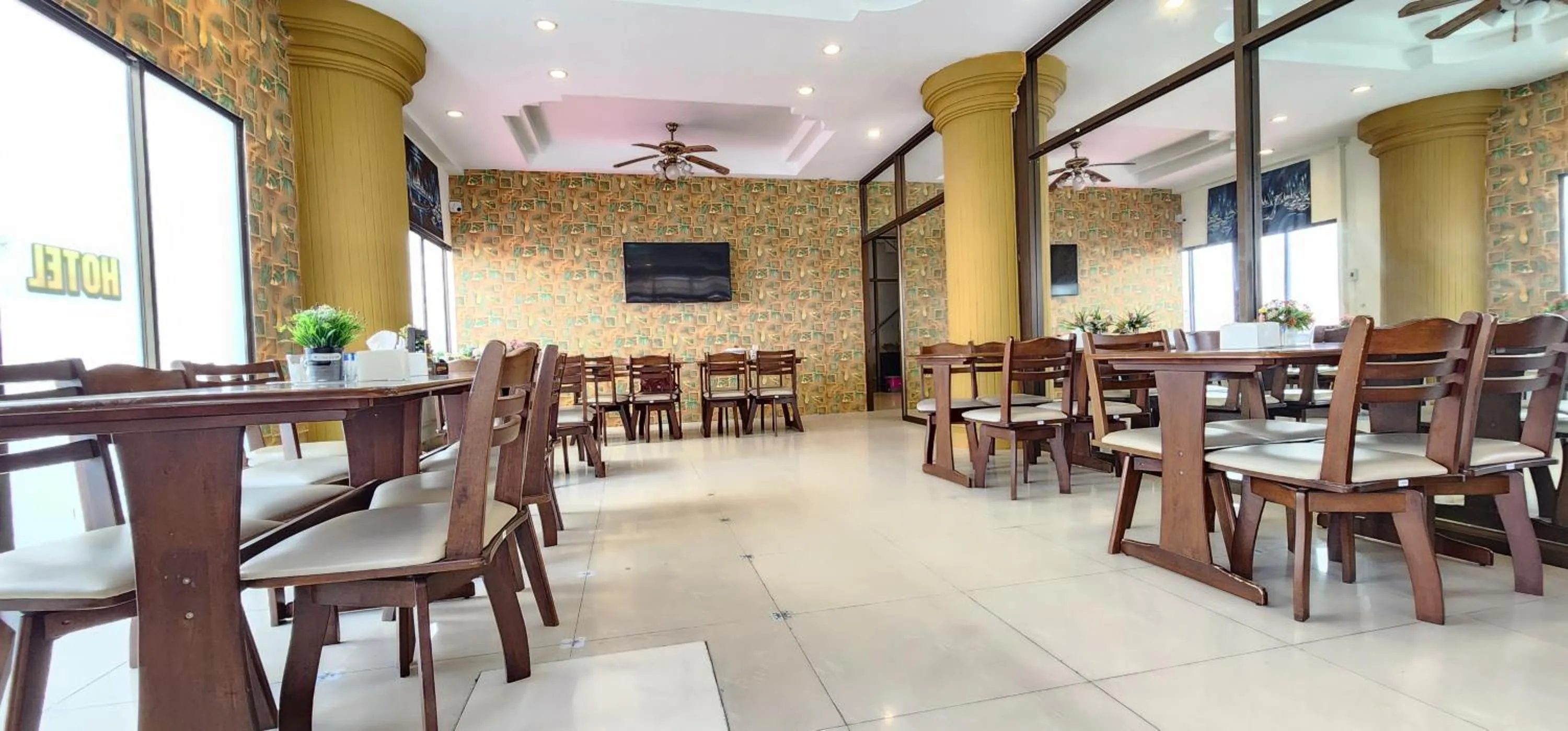 Restaurant/places to eat in Royal Sweet Hotel