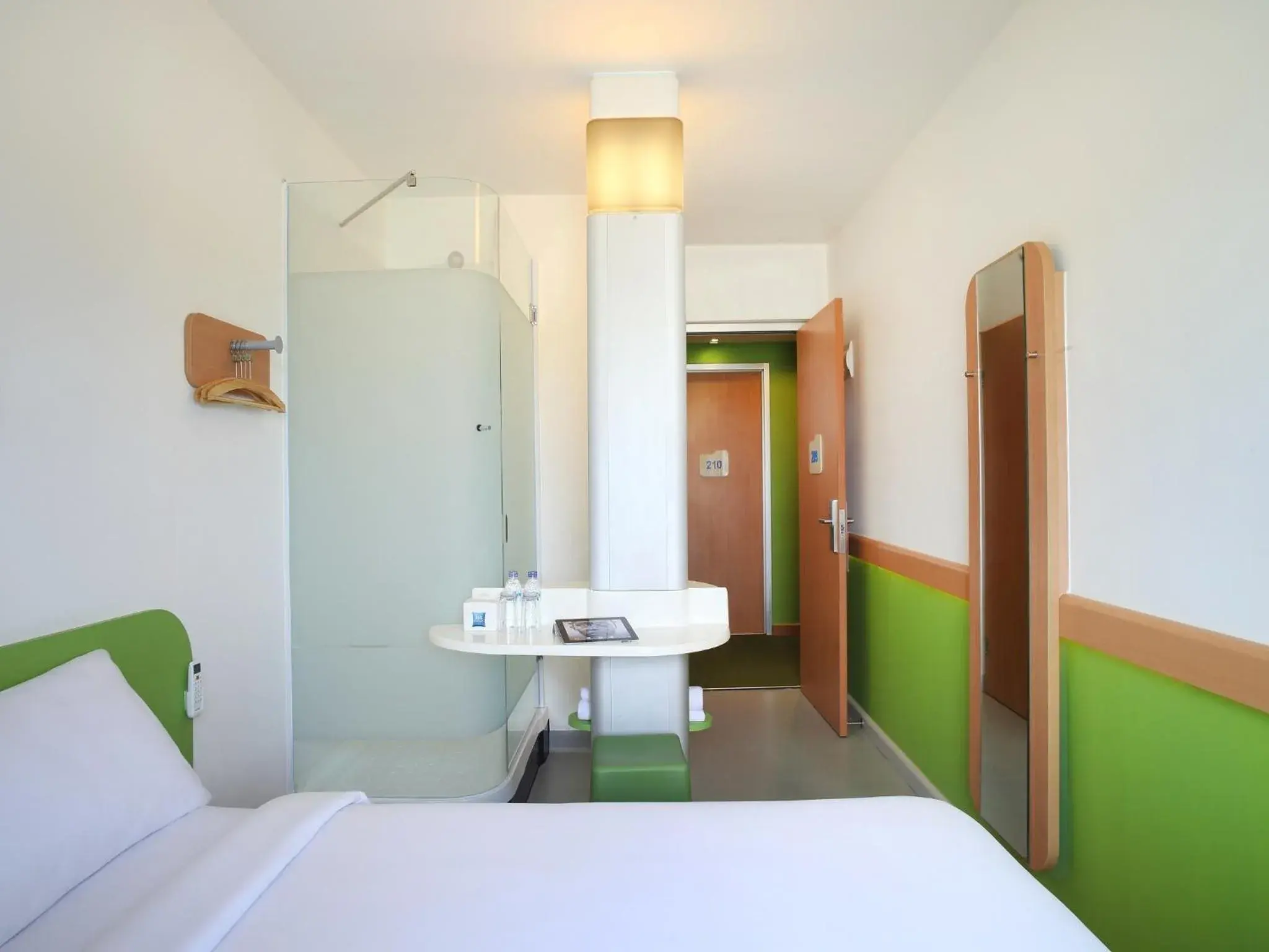 Photo of the whole room, Bed in Ibis Budget Surabaya Airport
