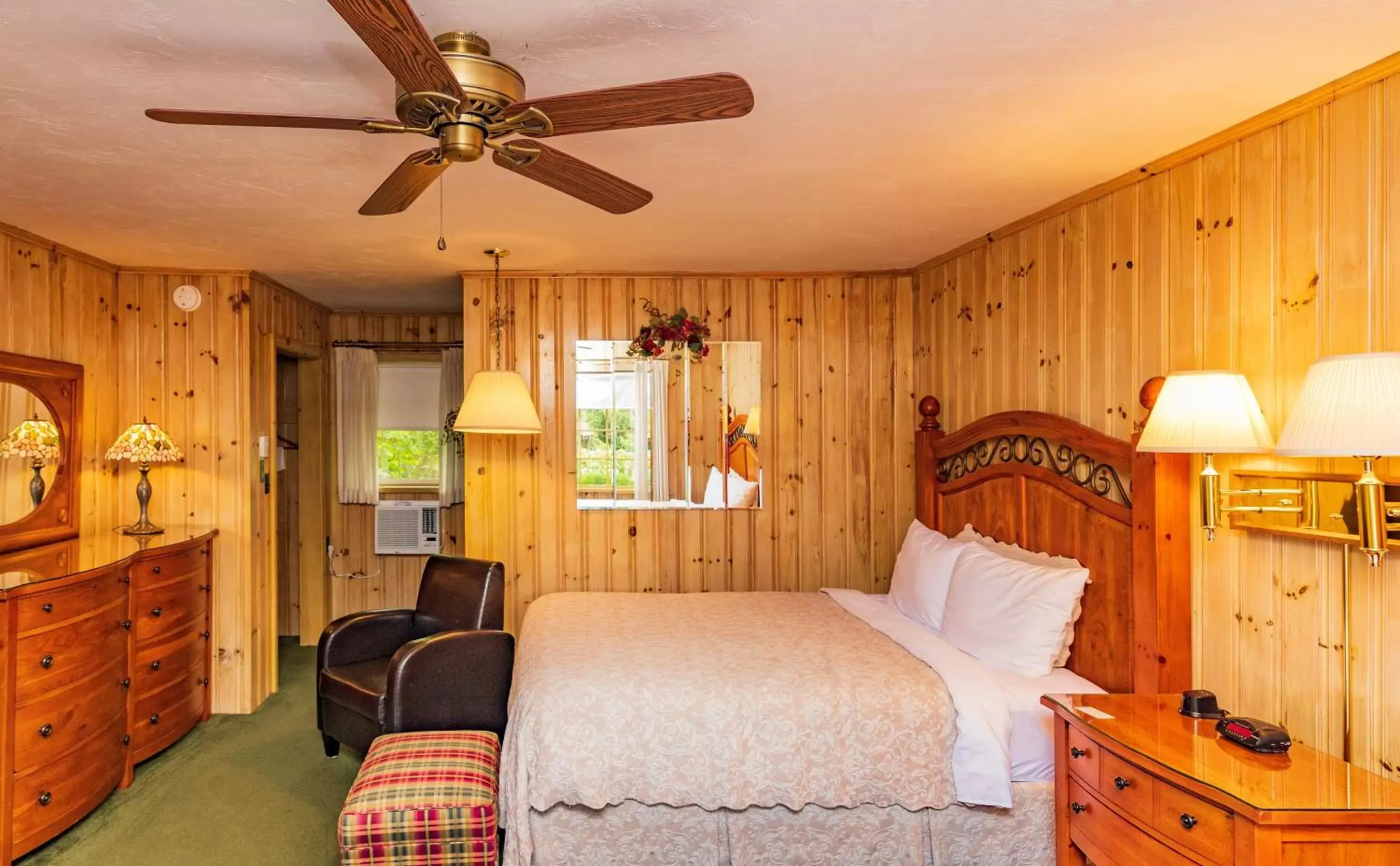 Bedroom, Bed in Azalea Garden Inn