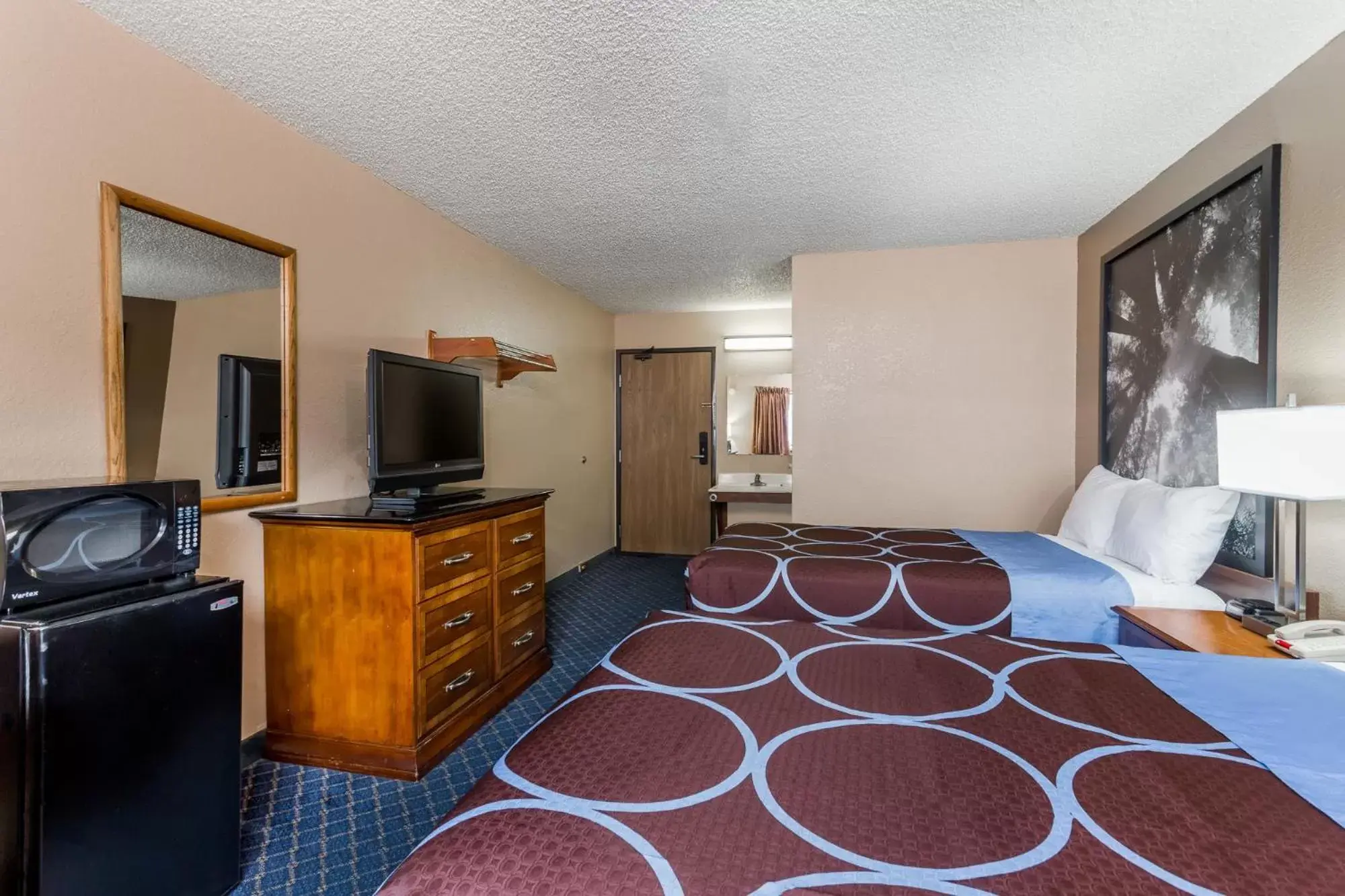 Photo of the whole room, Bed in Super 8 by Wyndham Arcata