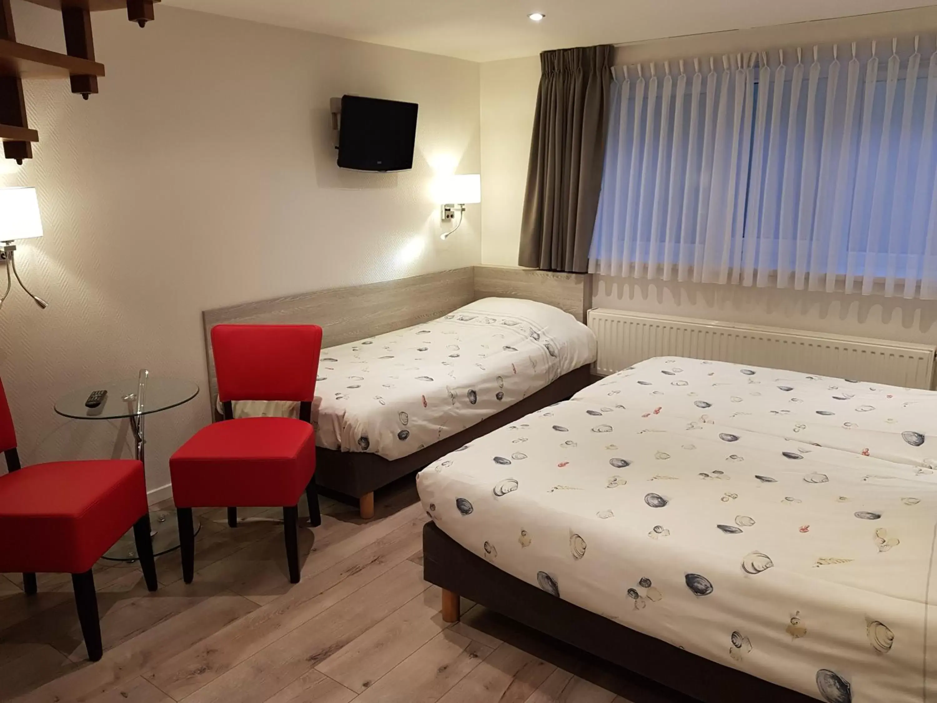 Quintuple Room (3 Adults + 2 Children) in Hotel Bor Scheveningen Quintuple Room (3 Adults + 2 Children) in Hotel Bor Scheveningen