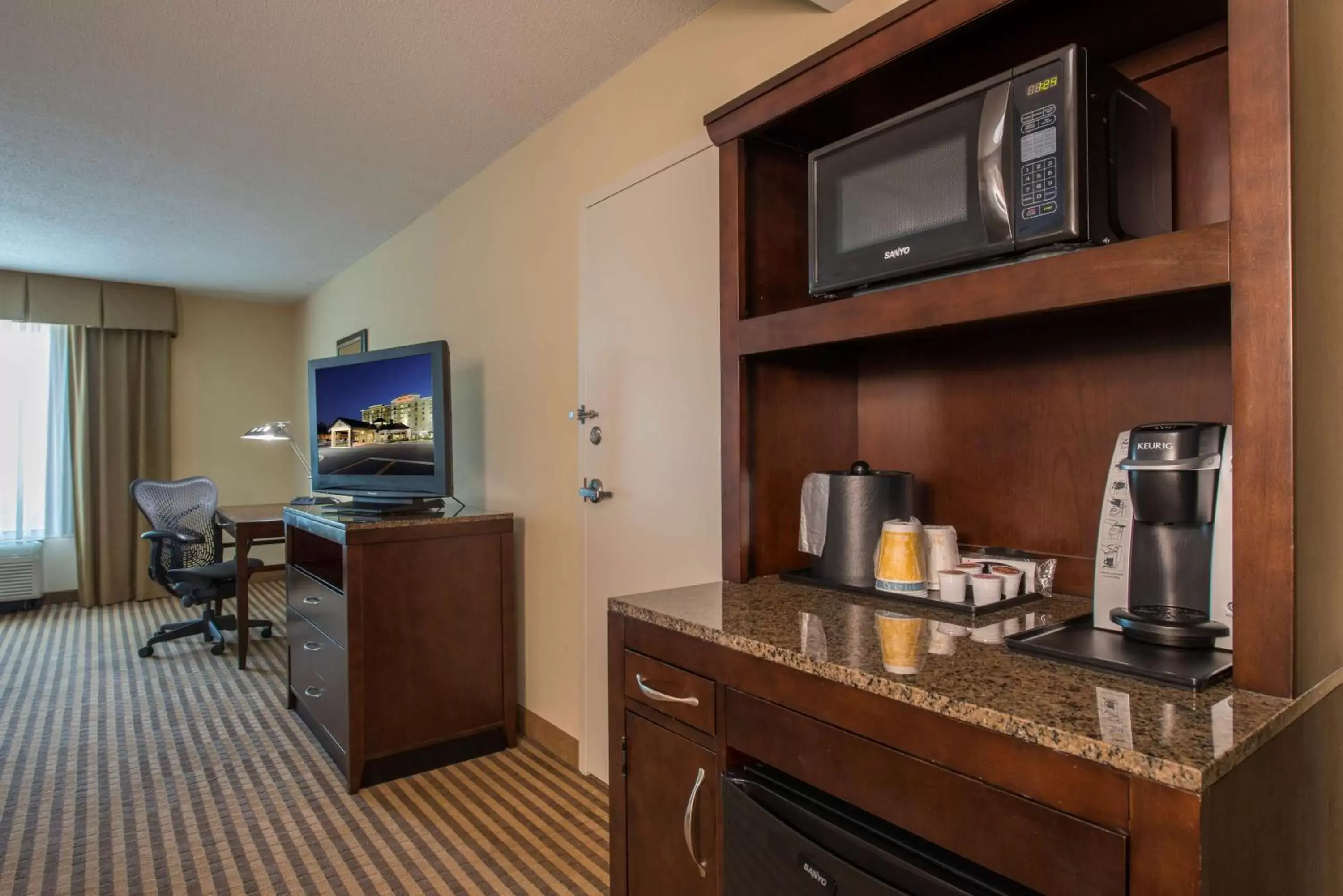 Bedroom in Hilton Garden Inn Atlanta Airport North