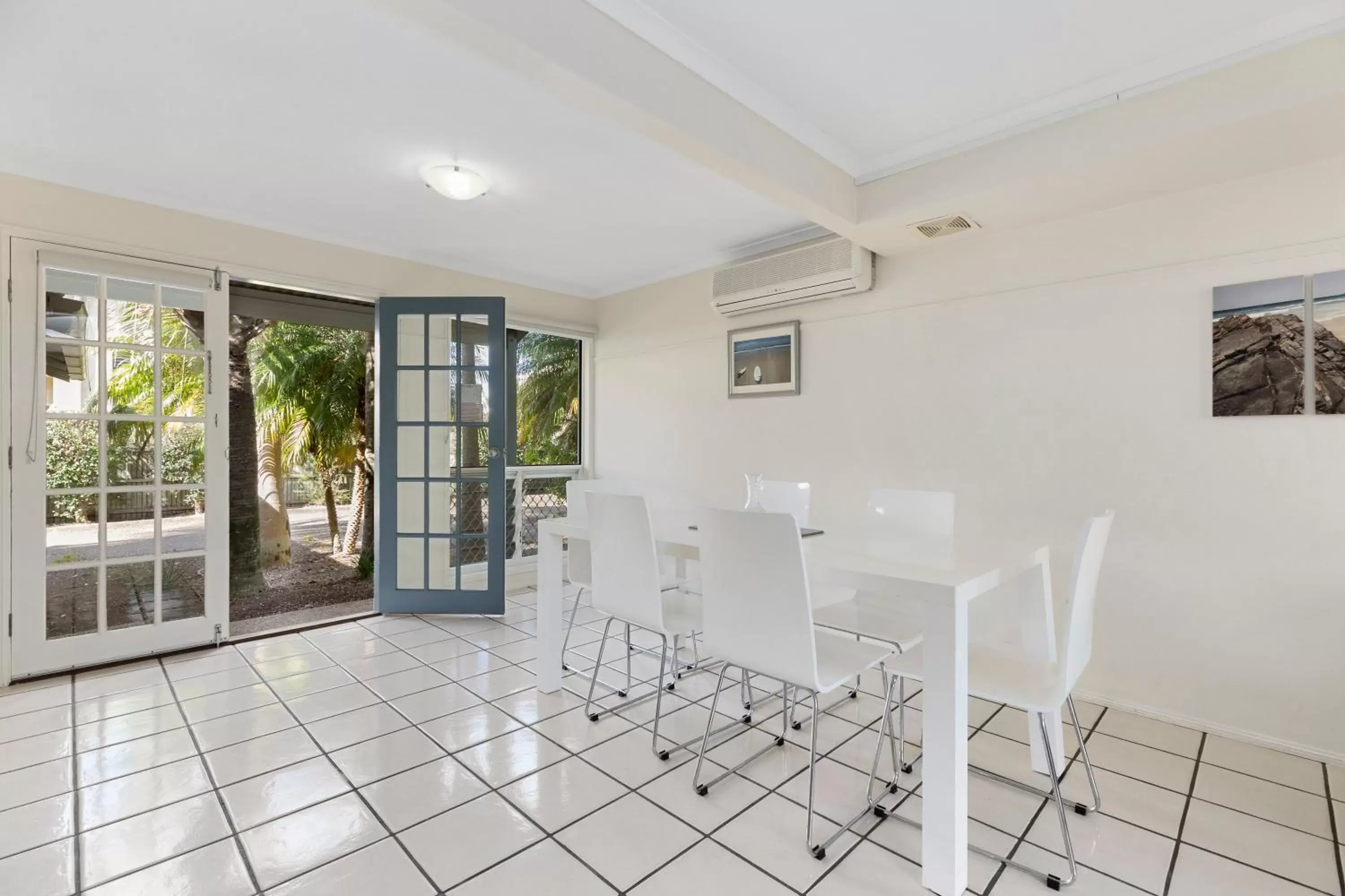 Dining area in Coral Beach Noosa Resort