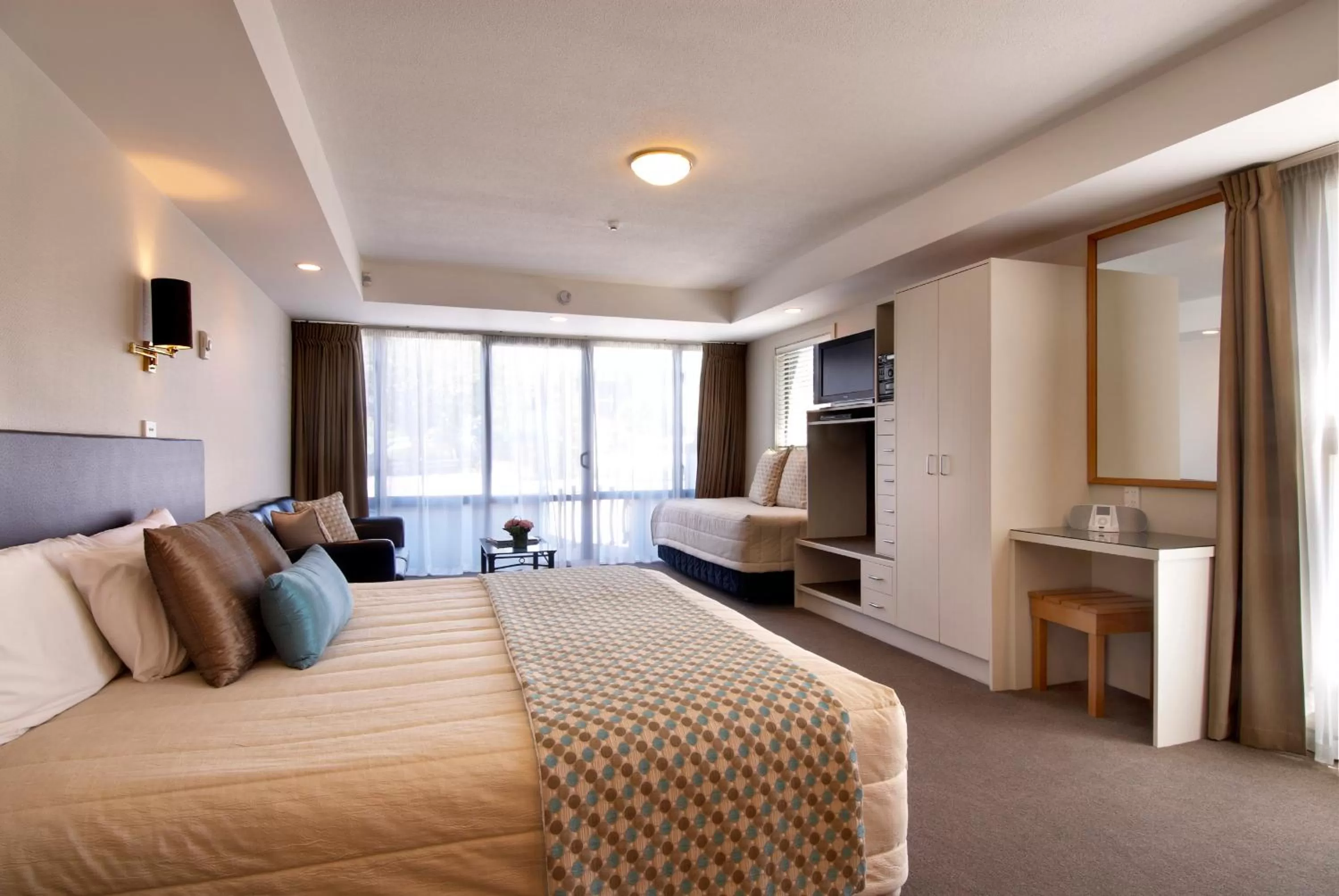 Photo of the whole room, Bed in Hurley's of Queenstown