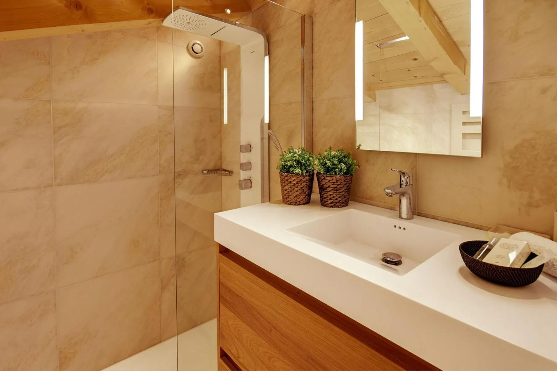Shower in Chalet Inarpa - Appartements et Suites