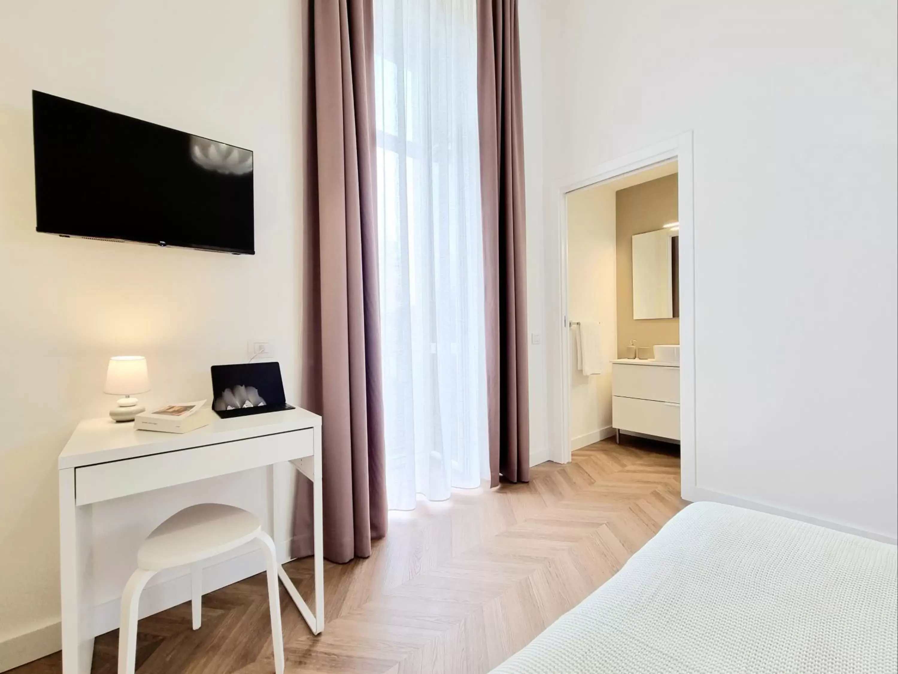 Bedroom, TV/Entertainment Center in Glamour Suite Cagliari