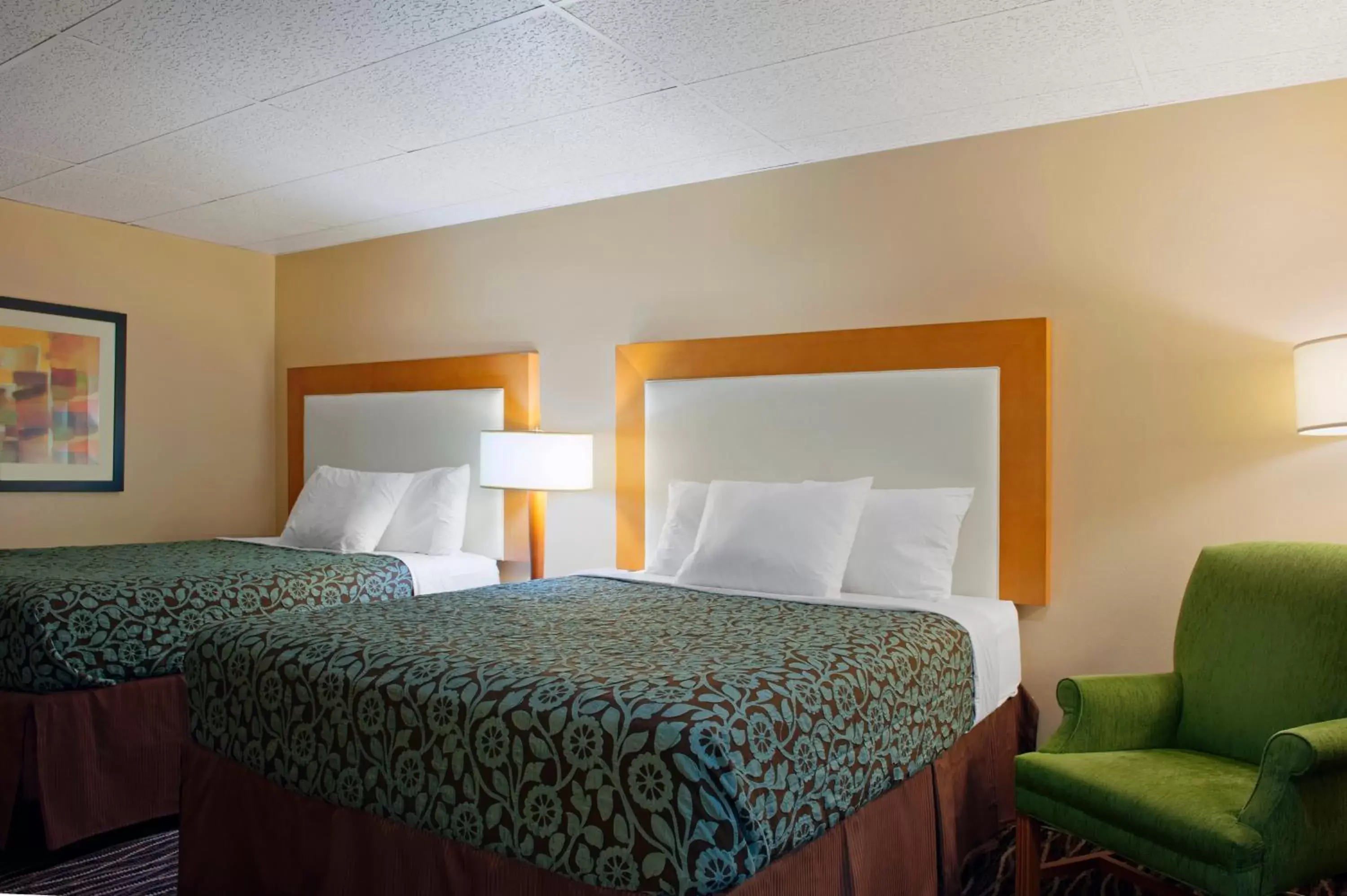 Bedroom, Bed in Days Inn by Wyndham Yakima