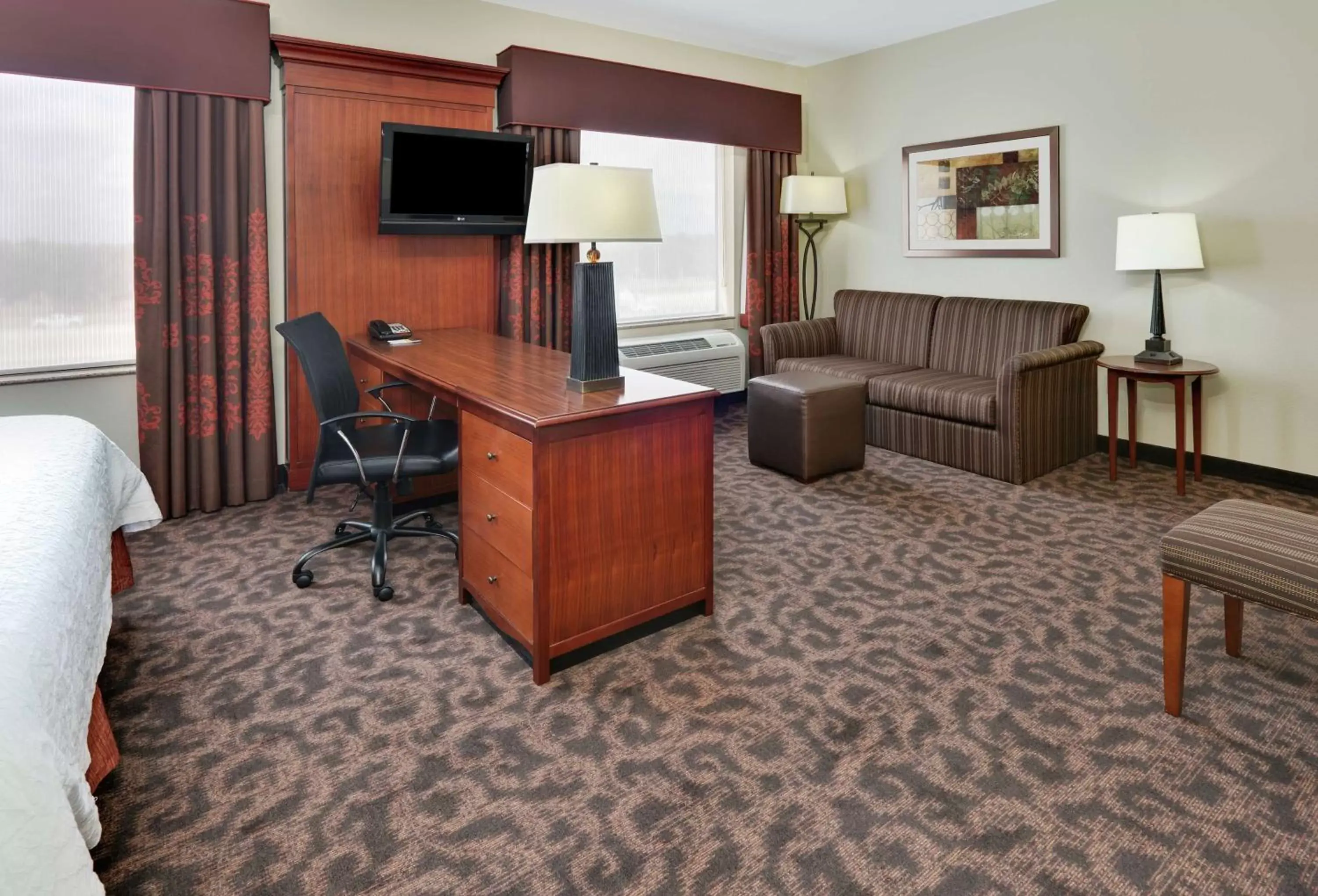 Bedroom, TV/Entertainment Center in Hampton Inn & Suites Fort Worth/Forest Hill