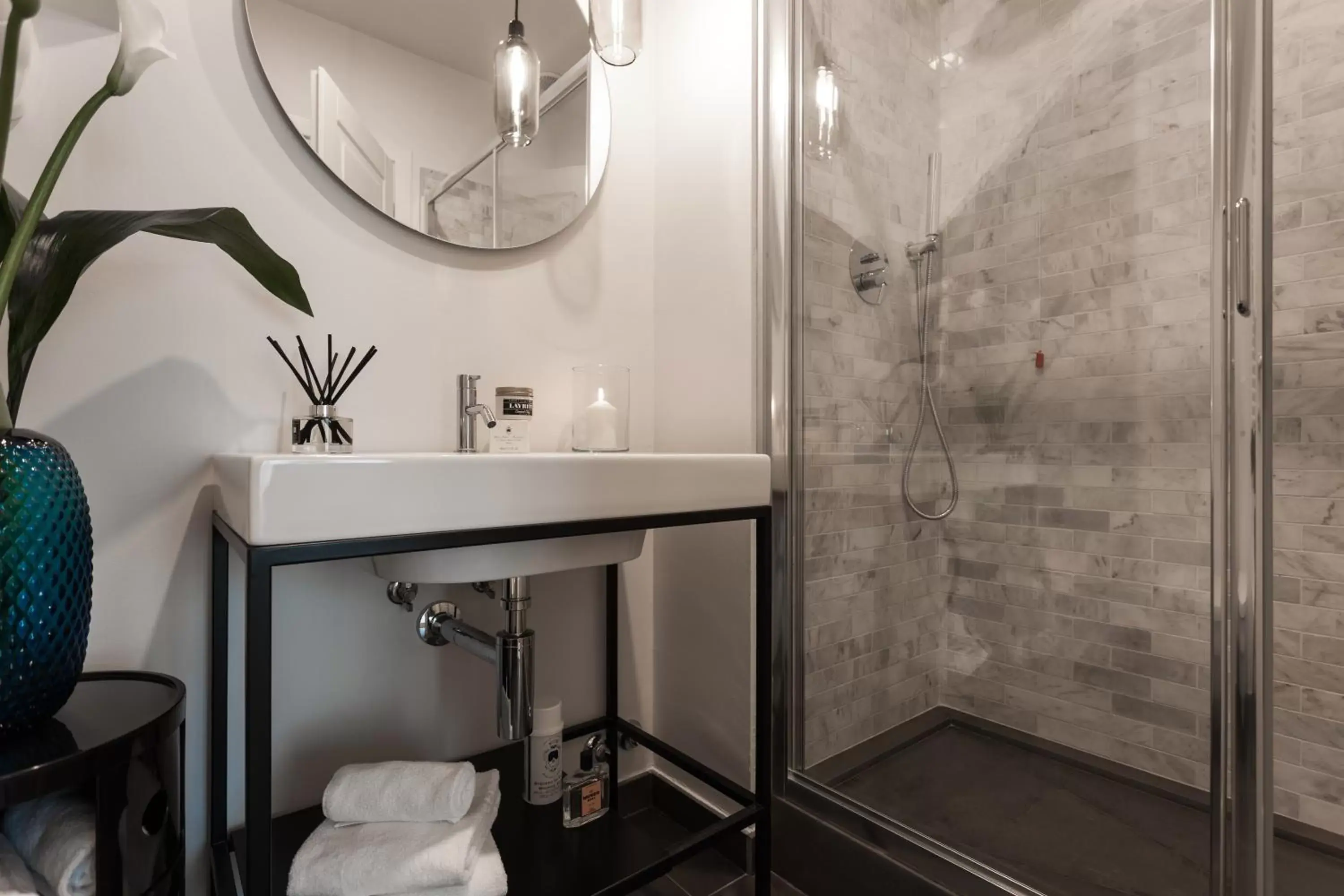 Shower, Bathroom in B&B Lorena Suites