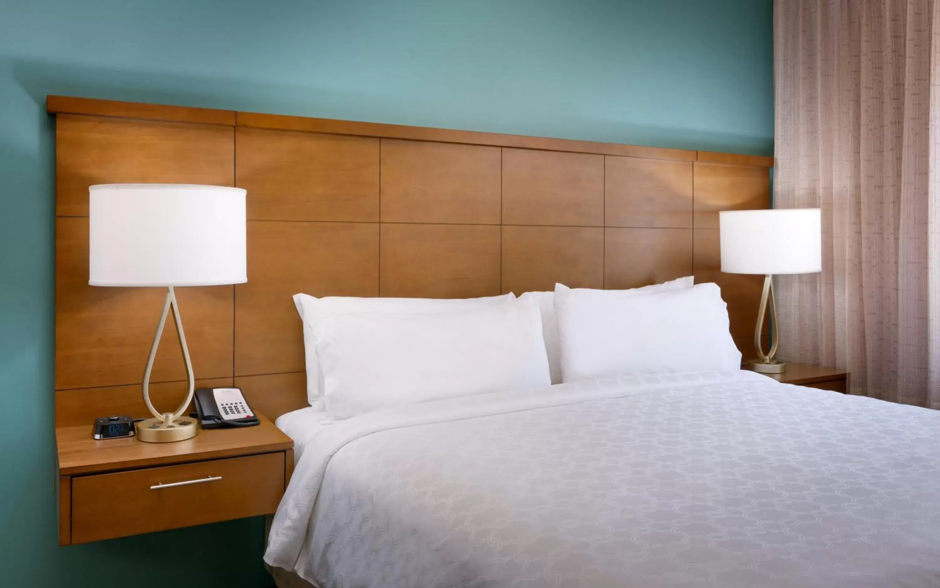 Bed in Staybridge Suites - Gainesville I-75, an IHG Hotel