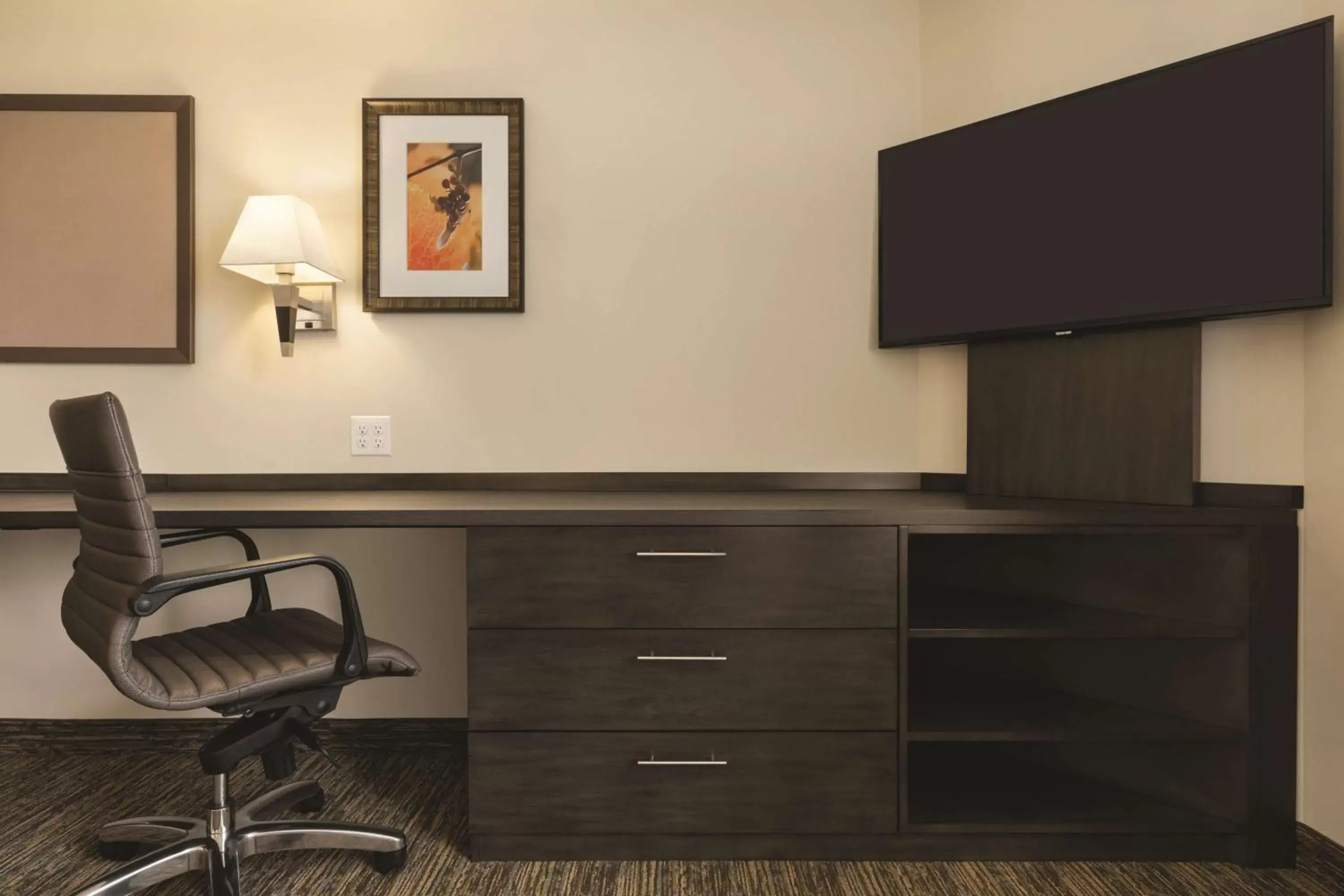 Photo of the whole room, TV/Entertainment Center in Park Inn by Radisson, Calgary Airport North, AB