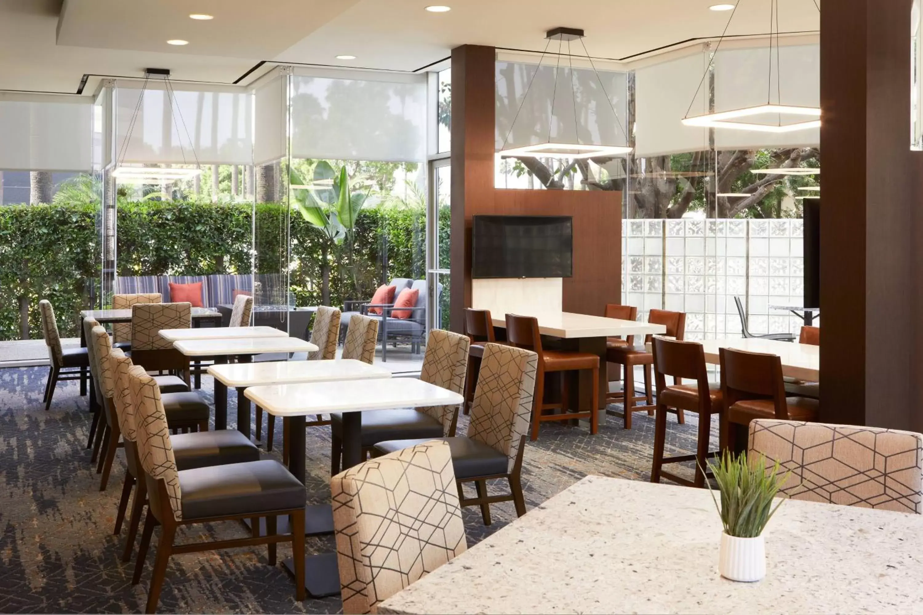 Restaurant/Places to Eat in Courtyard by Marriott Los Angeles LAX / Century Boulevard