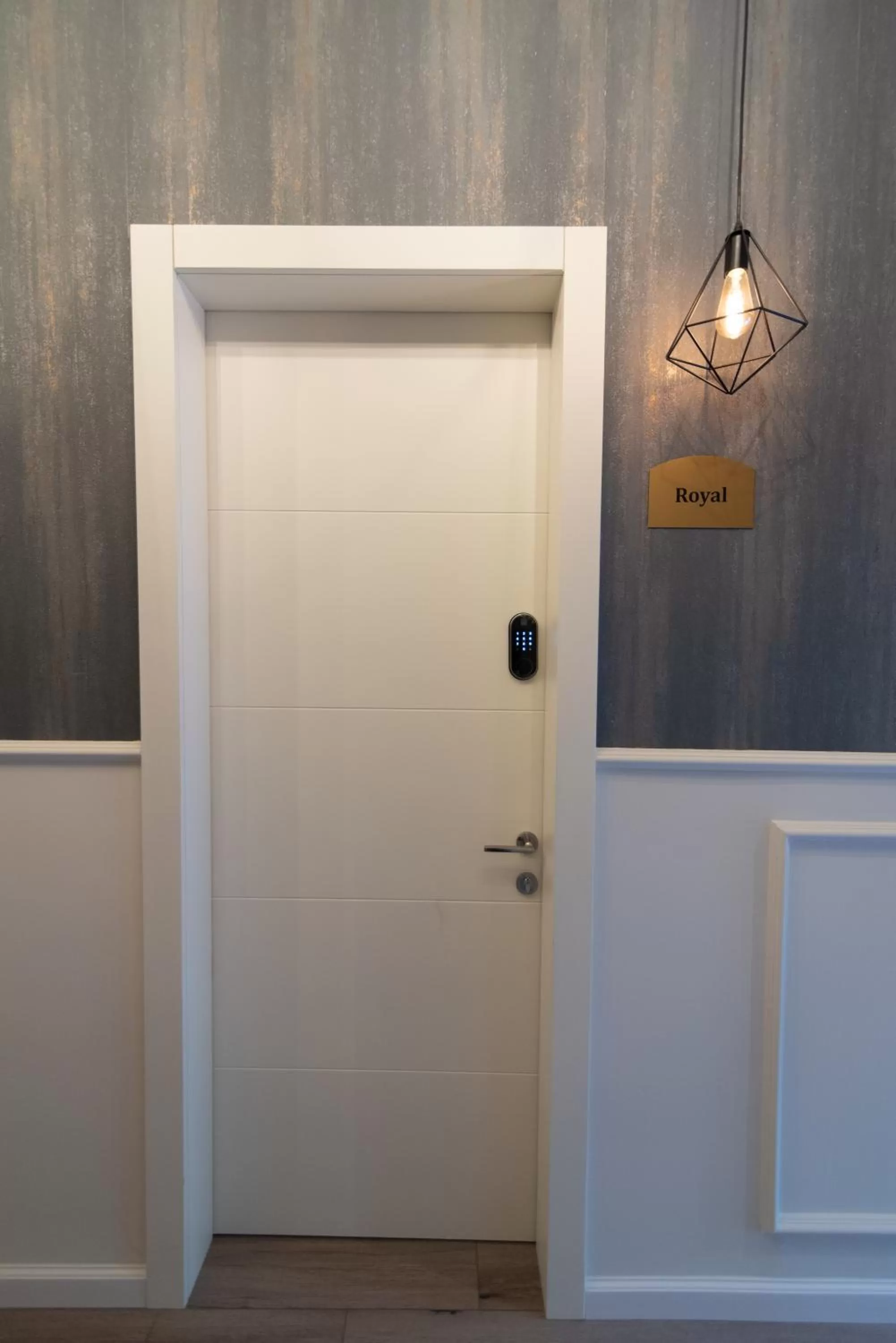 Facade/entrance in King's bed - Stay Royal and Stylish Bahai's Garden