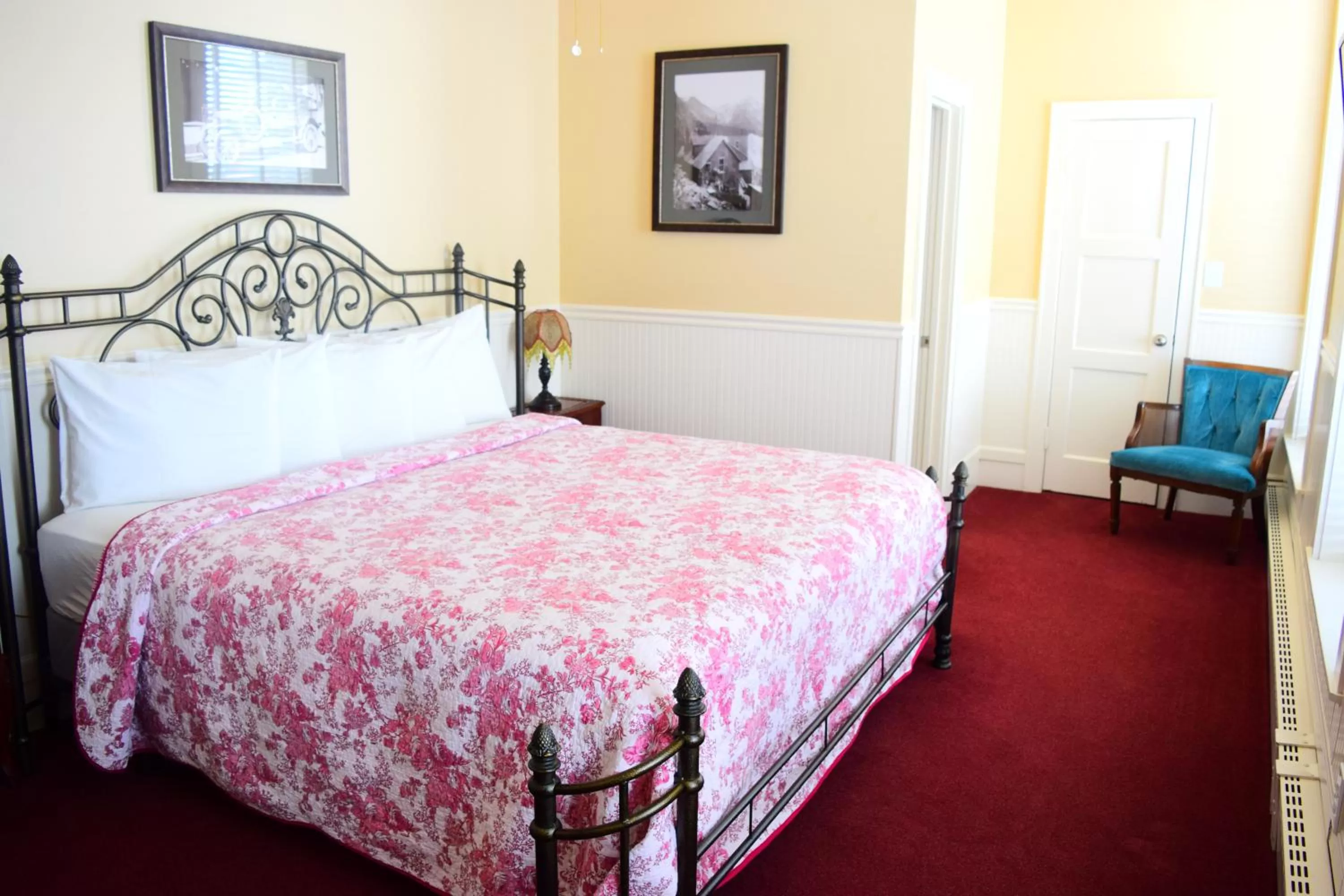 Bed in Grand Imperial Hotel