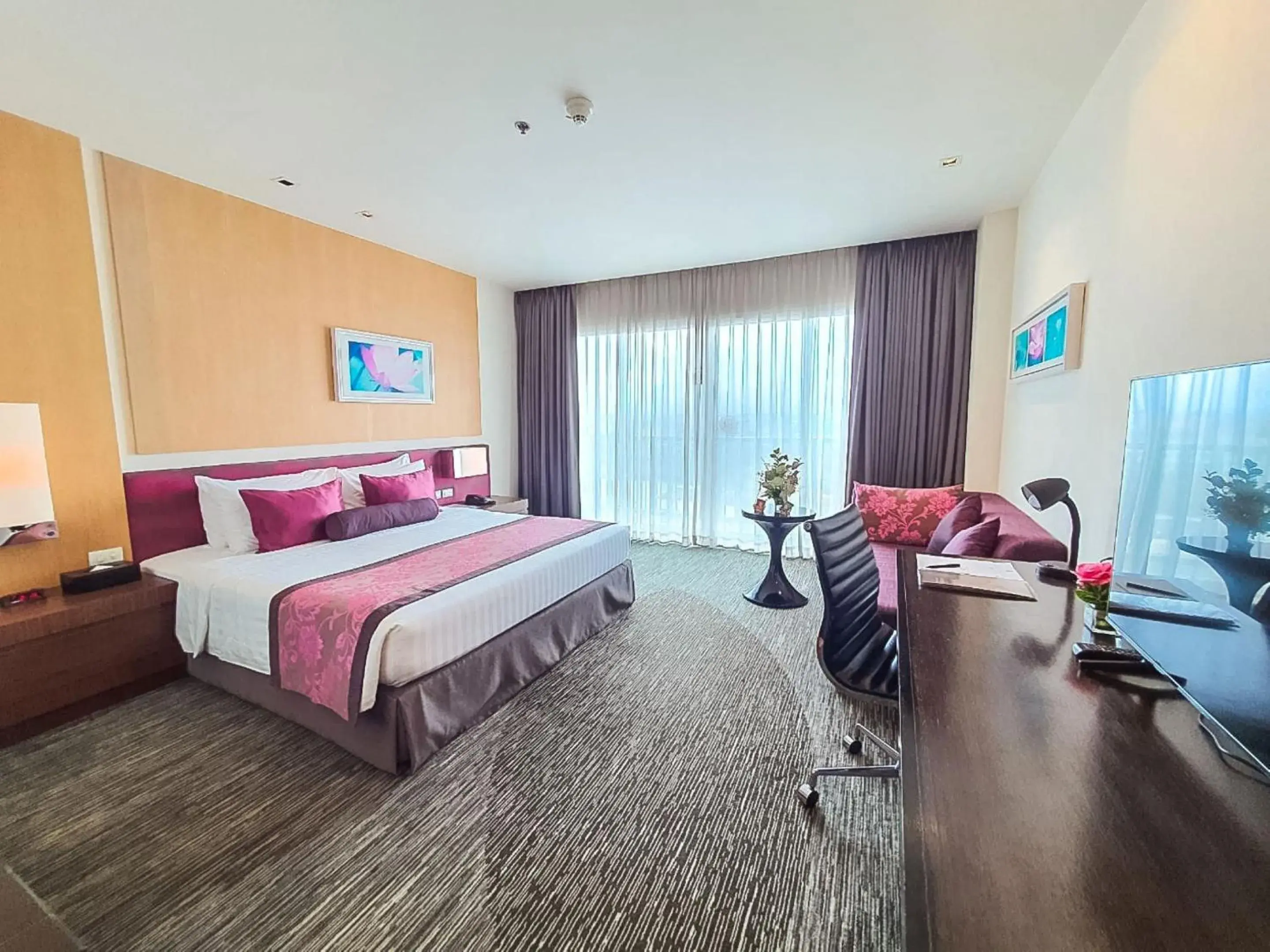 Bedroom in Amaranth Suvarnabhumi Hotel