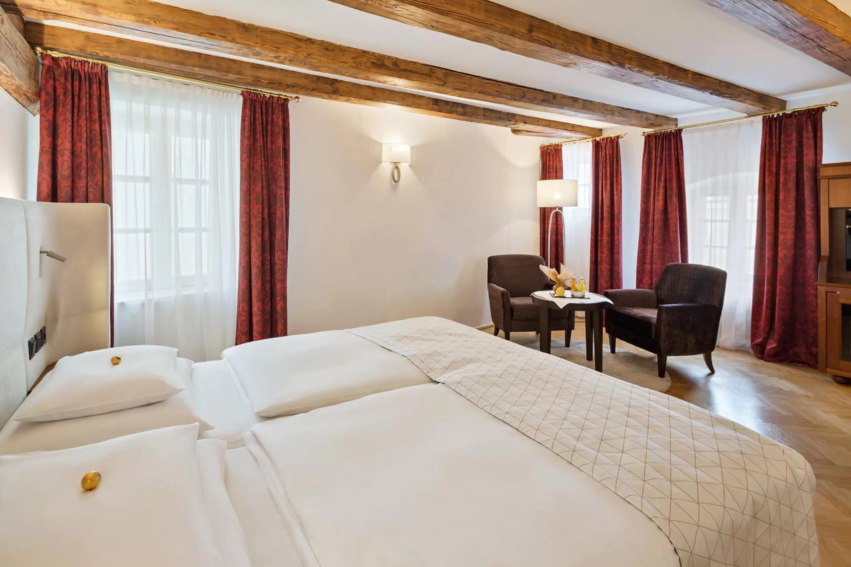 Seating area, Bed in Radisson Blu Hotel Altstadt