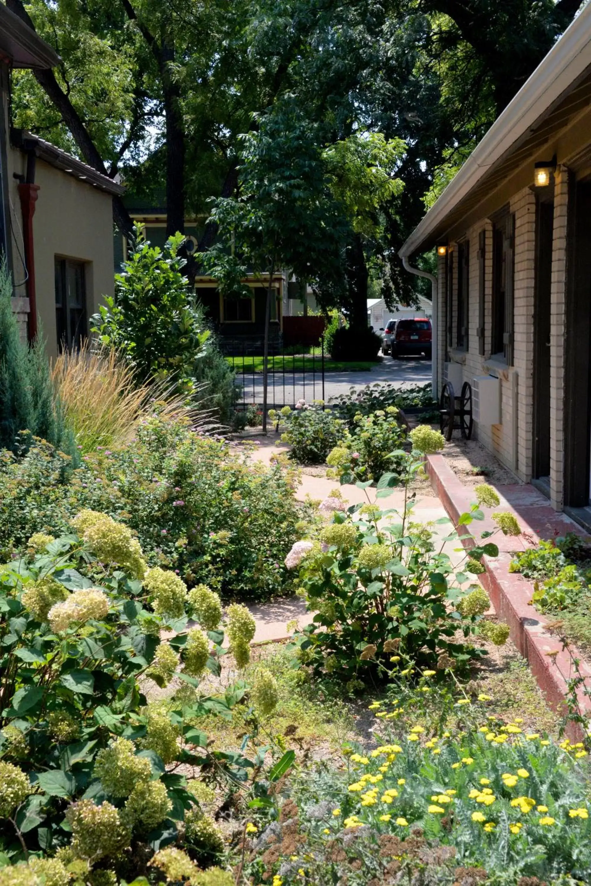 Facade/entrance, Garden in The Crest Motel