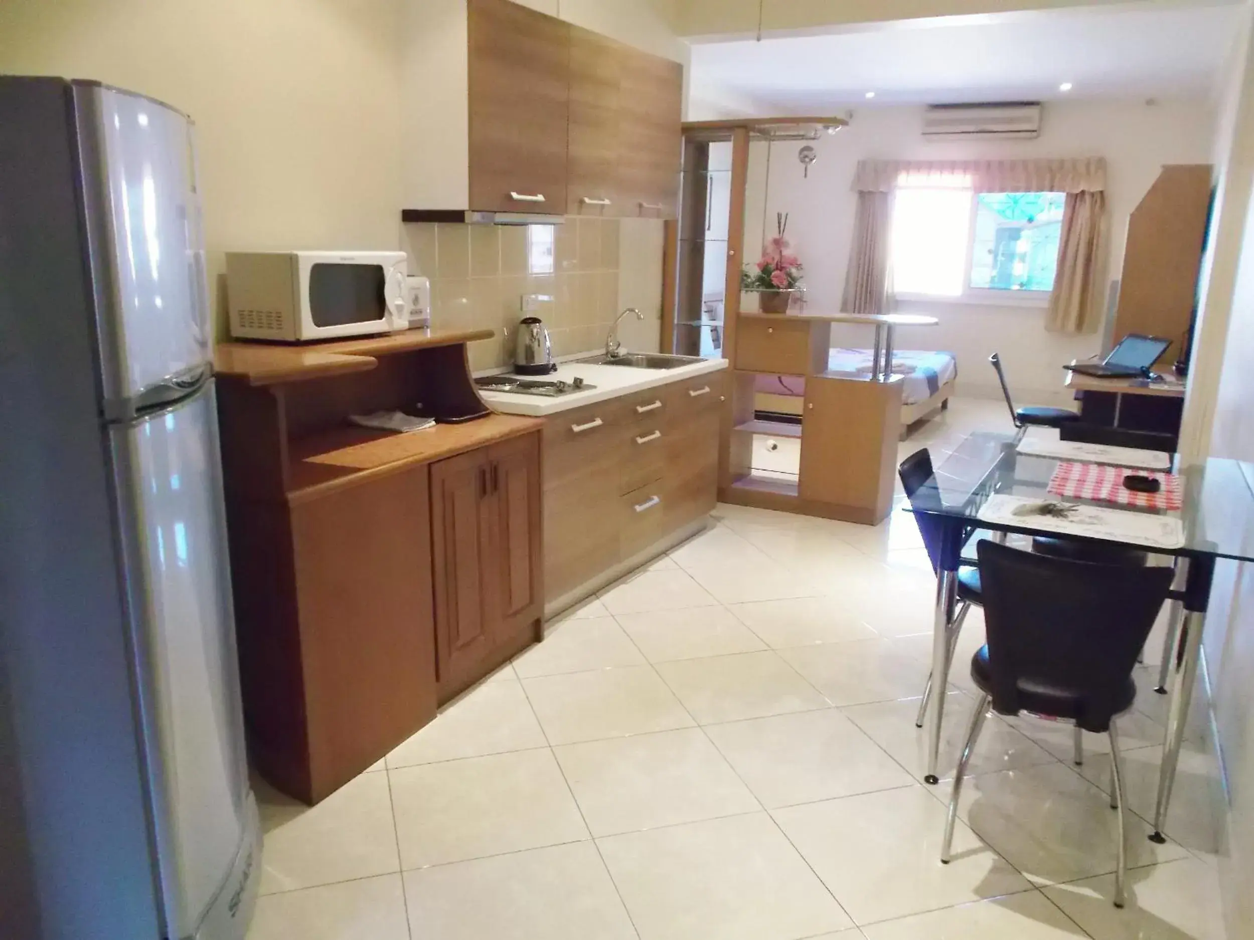 Living room, Kitchen/Kitchenette in Chaiyapoon Inn