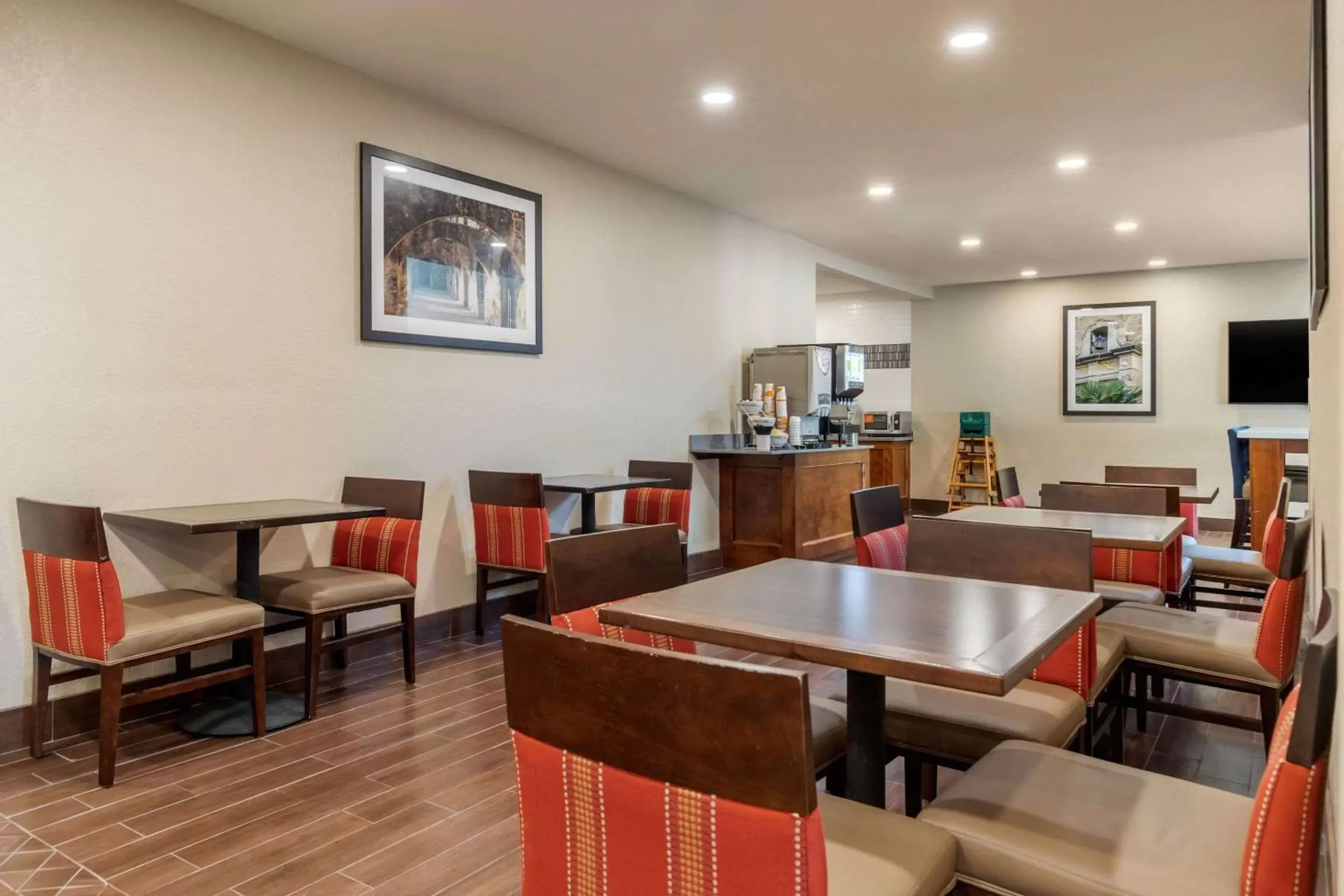 Restaurant/Places to Eat in Comfort Suites Airport North