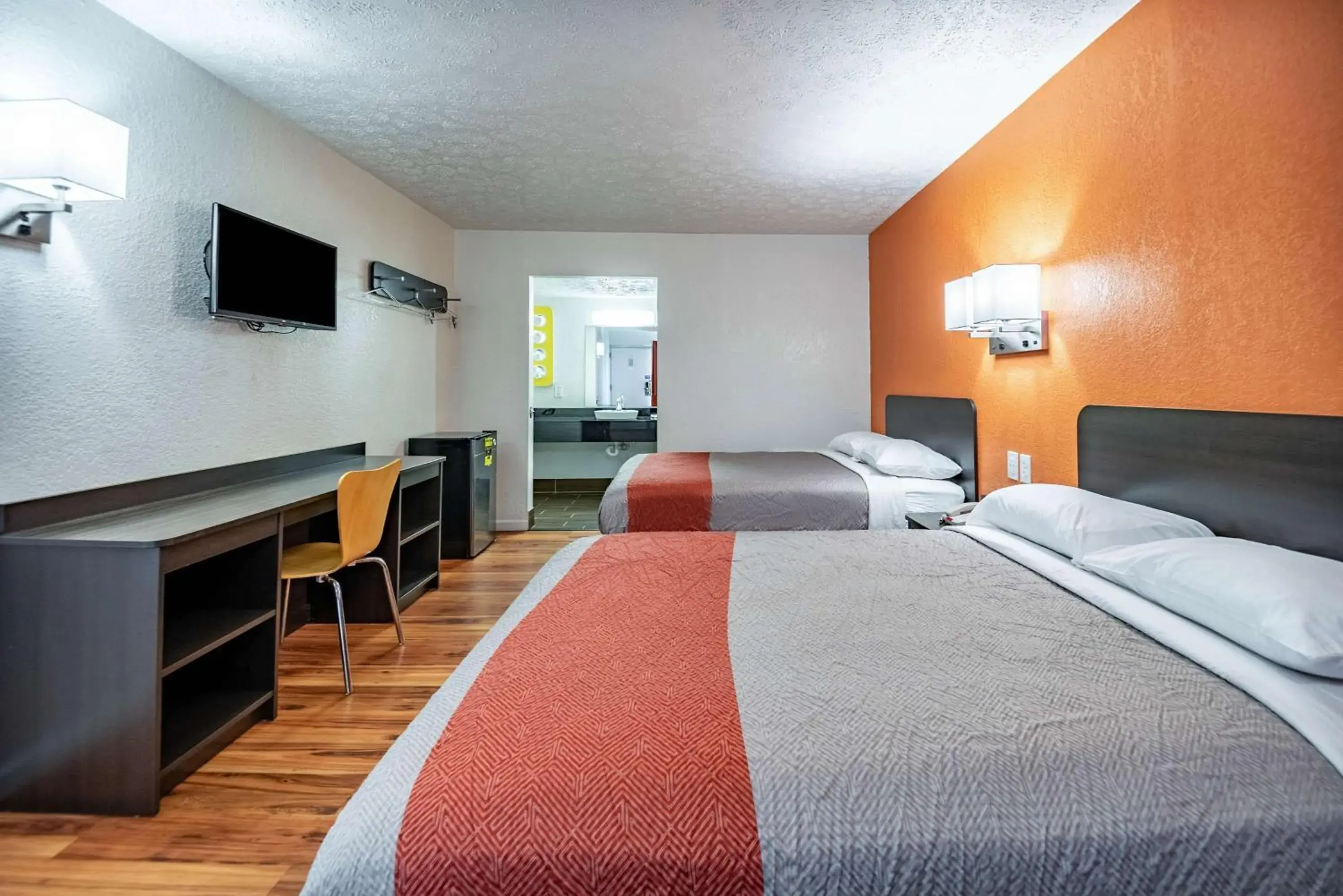 Bathroom, Bed in Motel 6-Columbus, OH