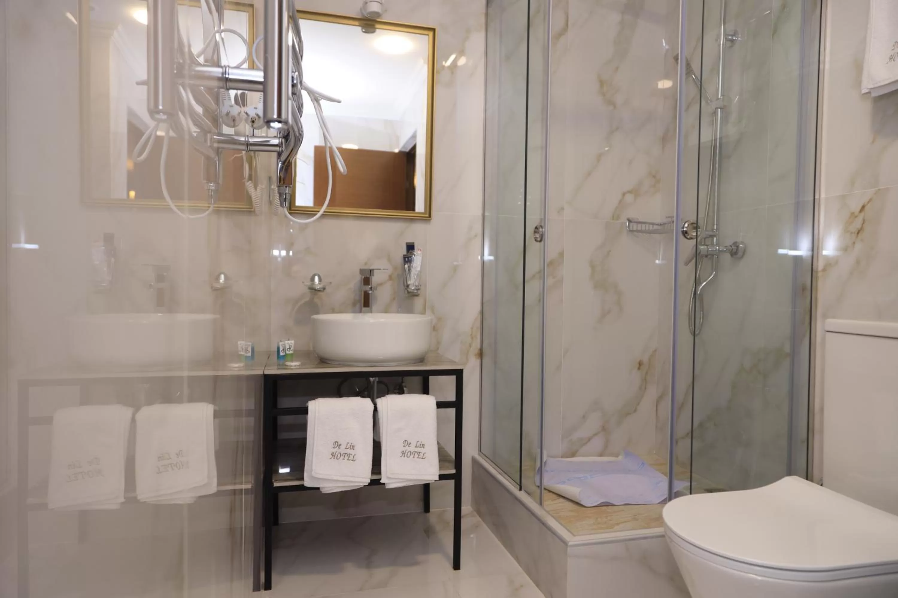 Shower in DeLin Hotel And Tours