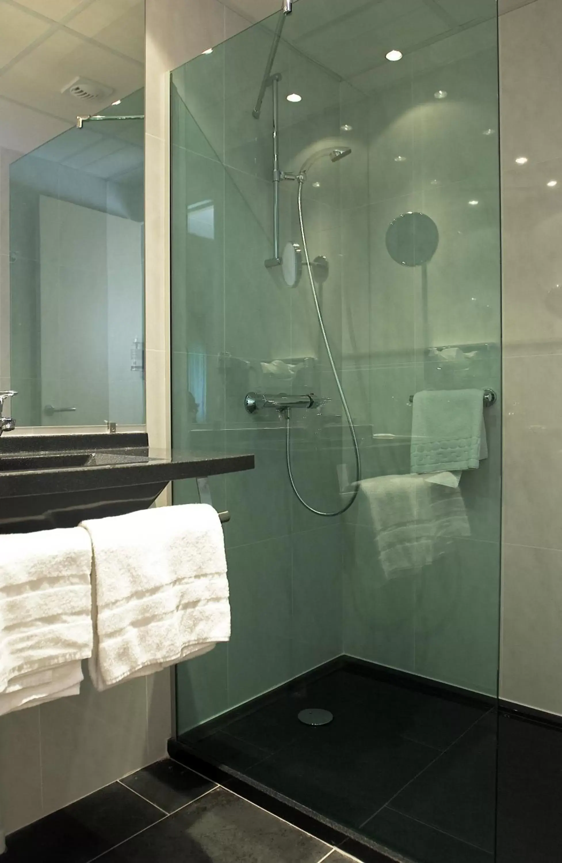 Bathroom in Escale Oceania Vannes Centre