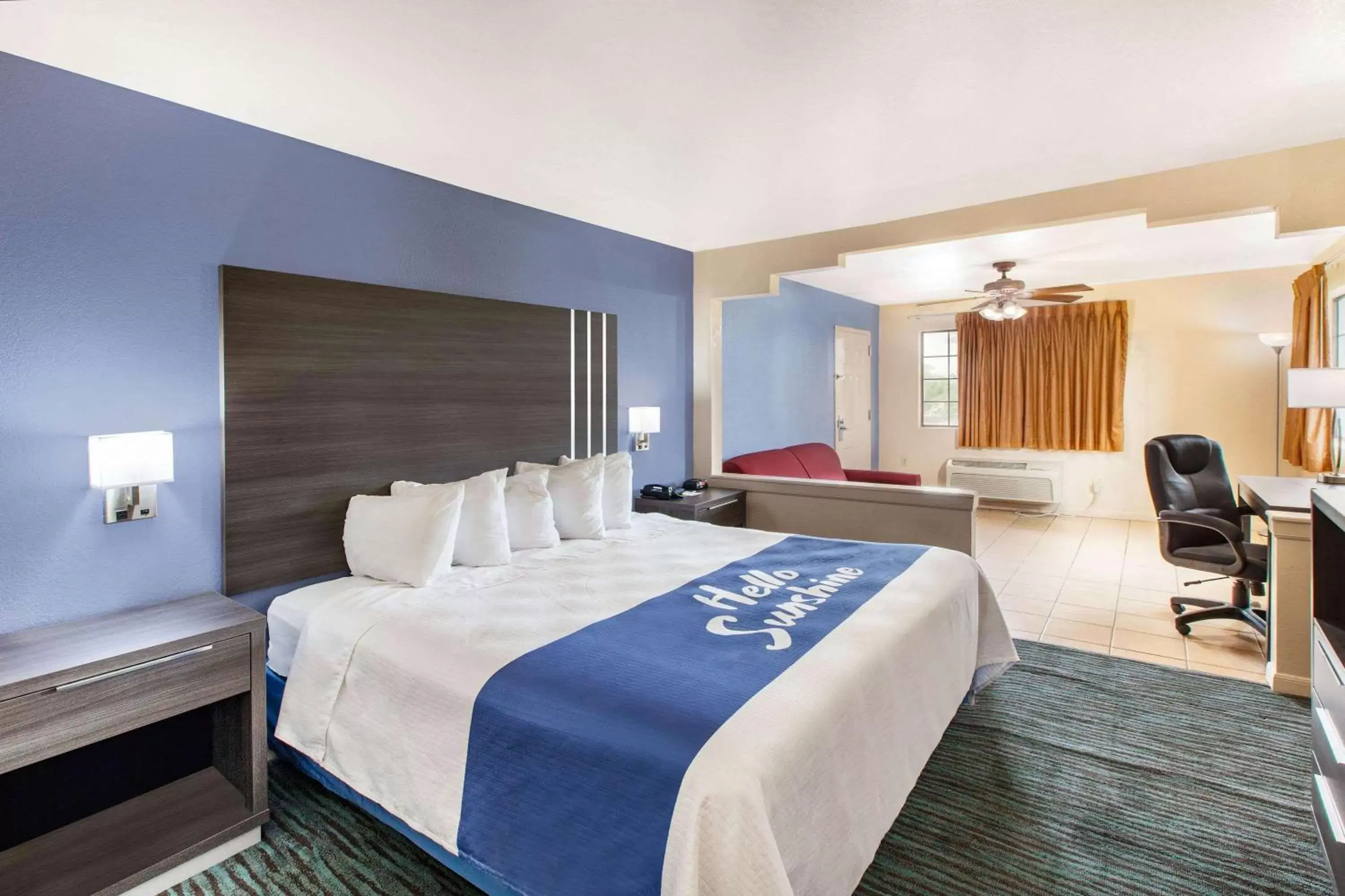 Photo of the whole room, Bed in Days Inn & Suites by Wyndham Braunig Lake