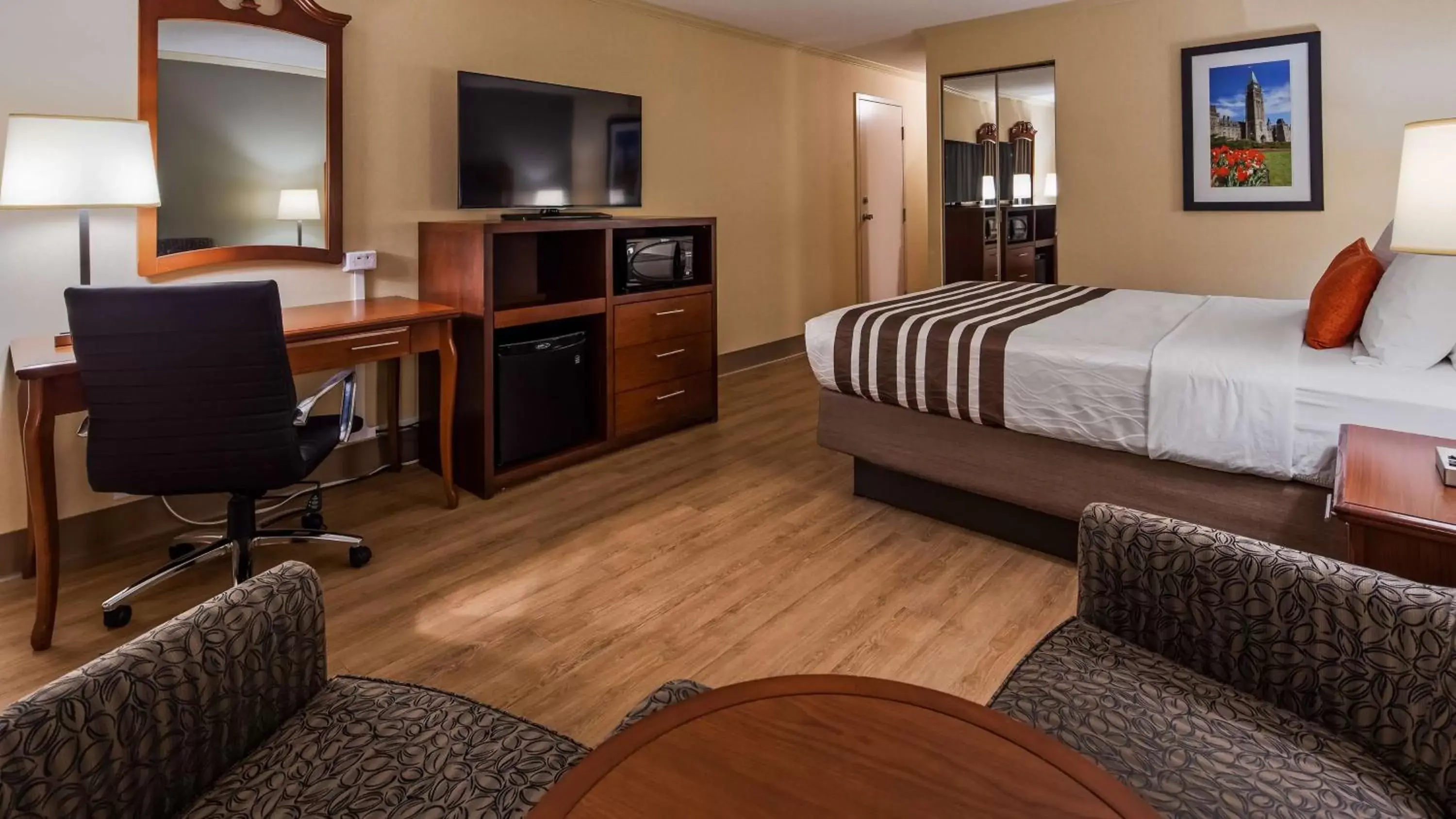 Photo of the whole room, TV/Entertainment Center in Best Western Plus Ottawa City Centre