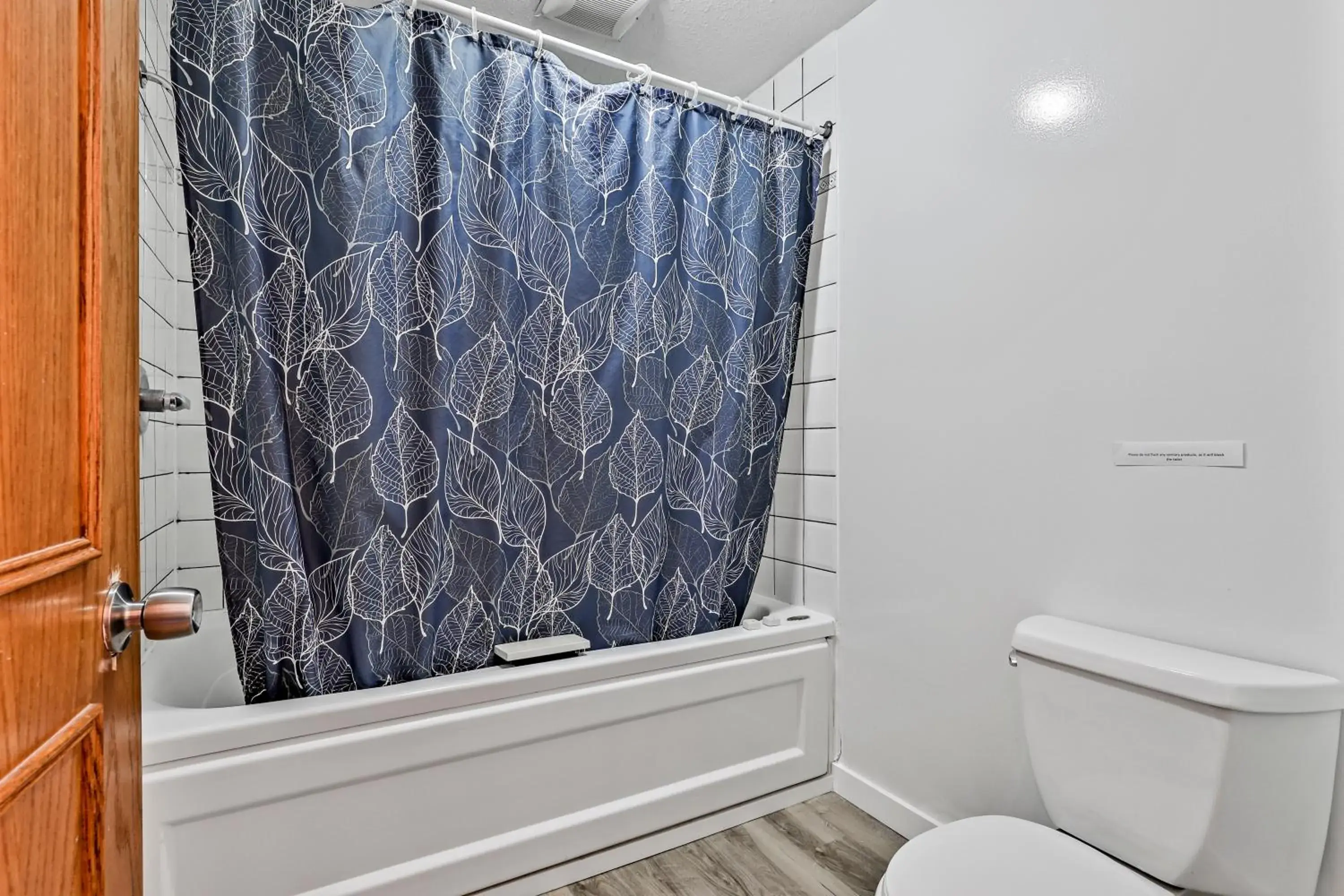 Bathroom in Samesun Banff Hostel